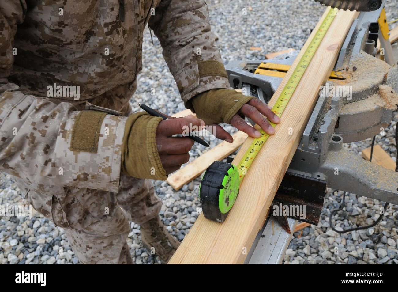 "Seabees" des 14. Naval Mobile Bau-Bataillon, aus Jacksonville, Florida, Möbel und persönliche Räume innerhalb des neu errichteten Krieger Recovery Center, Bagram Airfield, Afghanistan, 27. Dez. gebaut. Das Gerät versucht das Projekt, um ihre anderen Service-Mitgliedern zu helfen. Die Bänke, Wand-Partitionen und Holzinterieur geben die Service-Mitglieder eine entspanntere Atmosphäre in der Nähe von Craig Joint Theater Krankenhaus. Die WRC wird geleitet von 219. Medical Detachment (Bekämpfung des operativen Stress Control), Unterricht, Bereitstellung von Gruppen- und individuelle Beratung und Service-Mitglieder zu geben Stockfoto