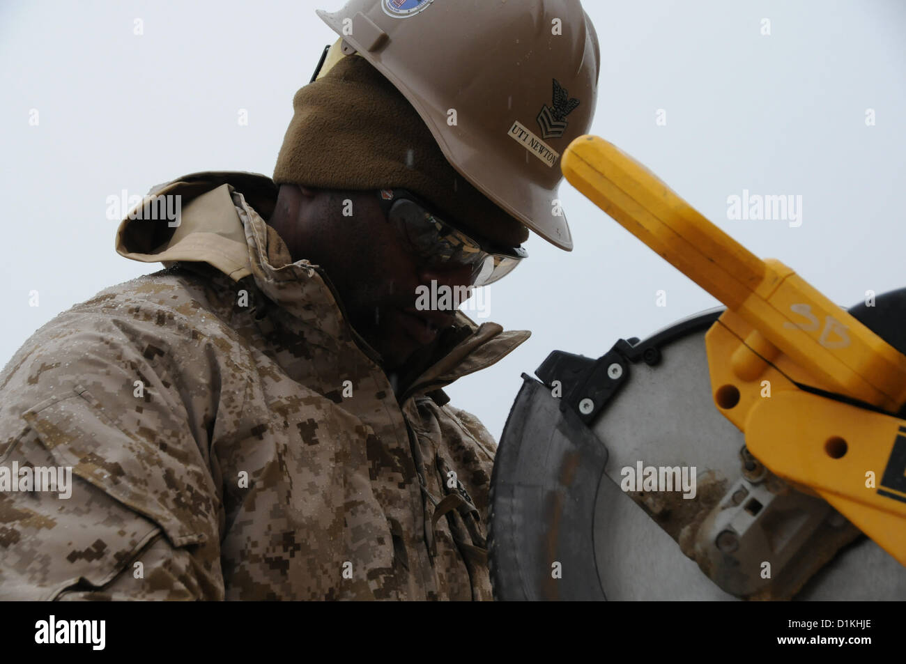 "Seabees" des 14. Naval Mobile Bau-Bataillon, aus Jacksonville, Florida, Möbel und persönliche Räume innerhalb des neu errichteten Krieger Recovery Center, Bagram Airfield, Afghanistan, 27. Dez. gebaut. Das Gerät versucht das Projekt, um ihre anderen Service-Mitgliedern zu helfen. Die Bänke, Wand-Partitionen und Holzinterieur geben die Service-Mitglieder eine entspanntere Atmosphäre in der Nähe von Craig Joint Theater Krankenhaus. Die WRC wird geleitet von 219. Medical Detachment (Bekämpfung des operativen Stress Control), Unterricht, Bereitstellung von Gruppen- und individuelle Beratung und Service-Mitglieder zu geben Stockfoto