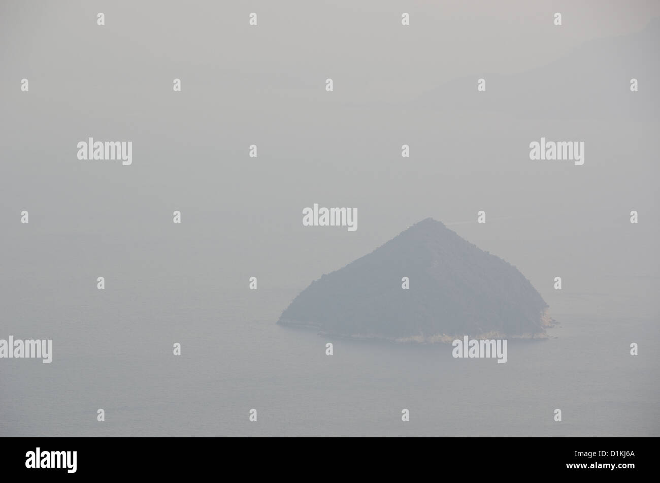 Insel in Seto Binnenmeer von Miyajima an einem nebligen Tag in Japan gesehen Stockfoto