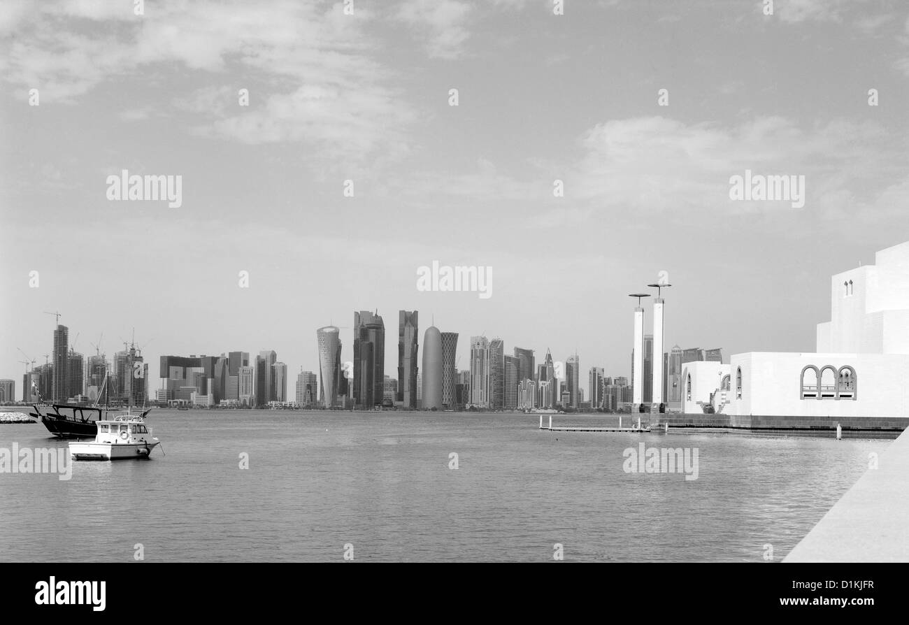 Der Blick über die Bucht von Doha, Katar, das Museum für islamische Kunst am zweiten Weihnachtstag, 2012. Auf großformatigen Film gedreht. Stockfoto