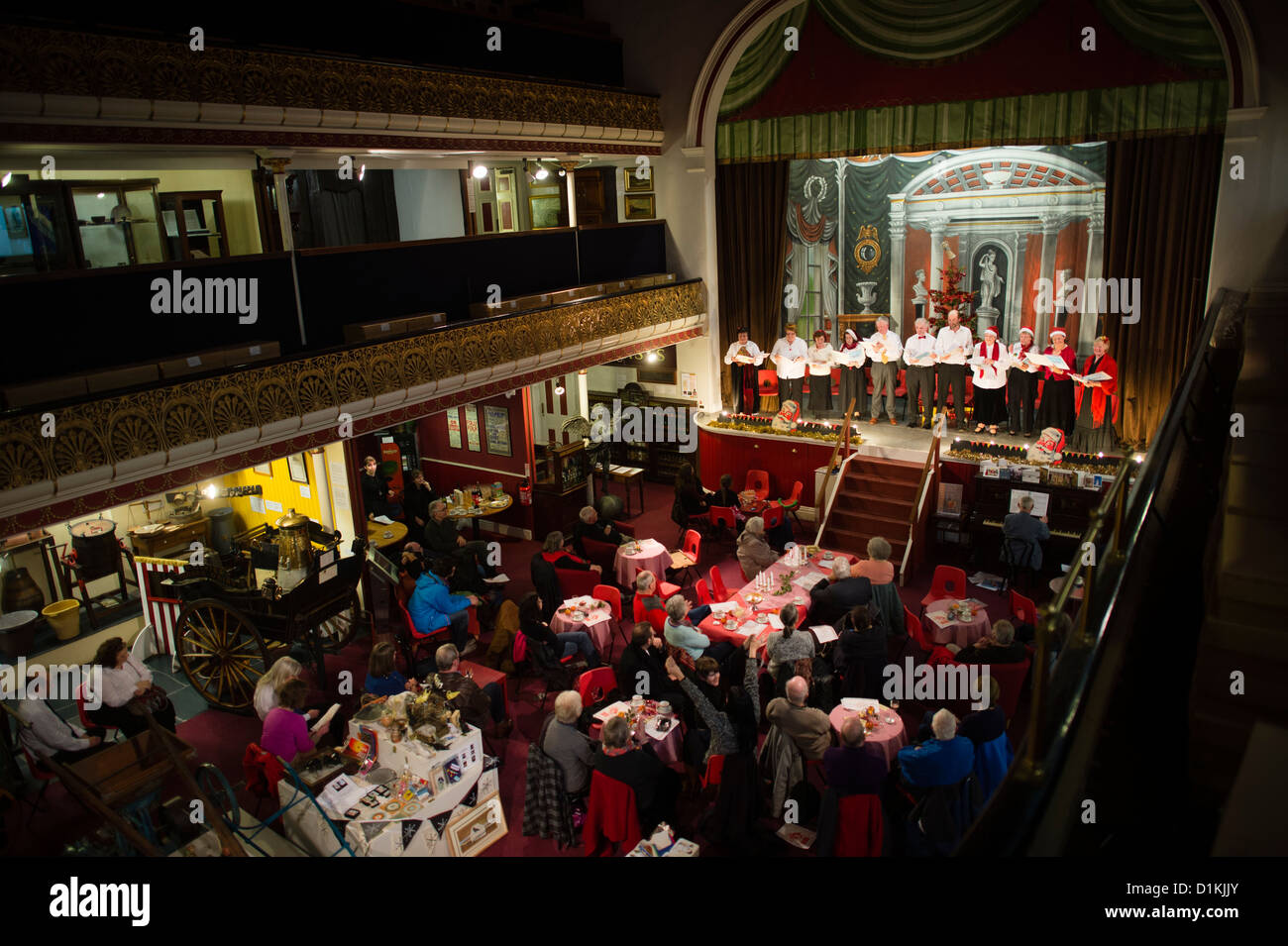 Menschen genießen eine viktorianische unter dem Motto Sonnenwende Nacht Xmas Feier im reich verzierte ehemalige Musiksaal jetzt Ceredigion Museum UK Stockfoto