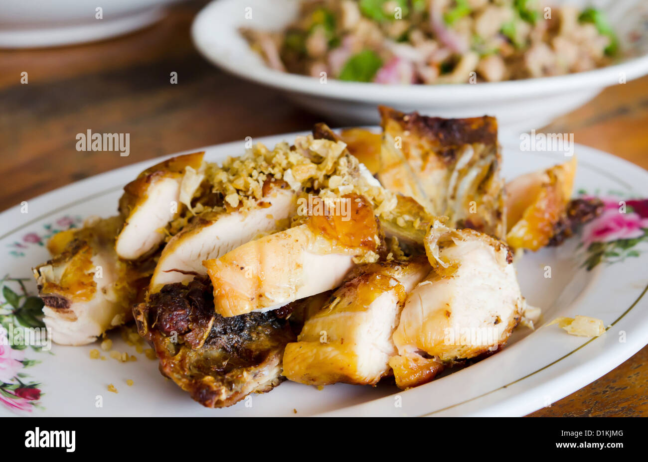 Gegrilltes Huhn mit gebratenem Knoblauch auf Teller Stockfoto