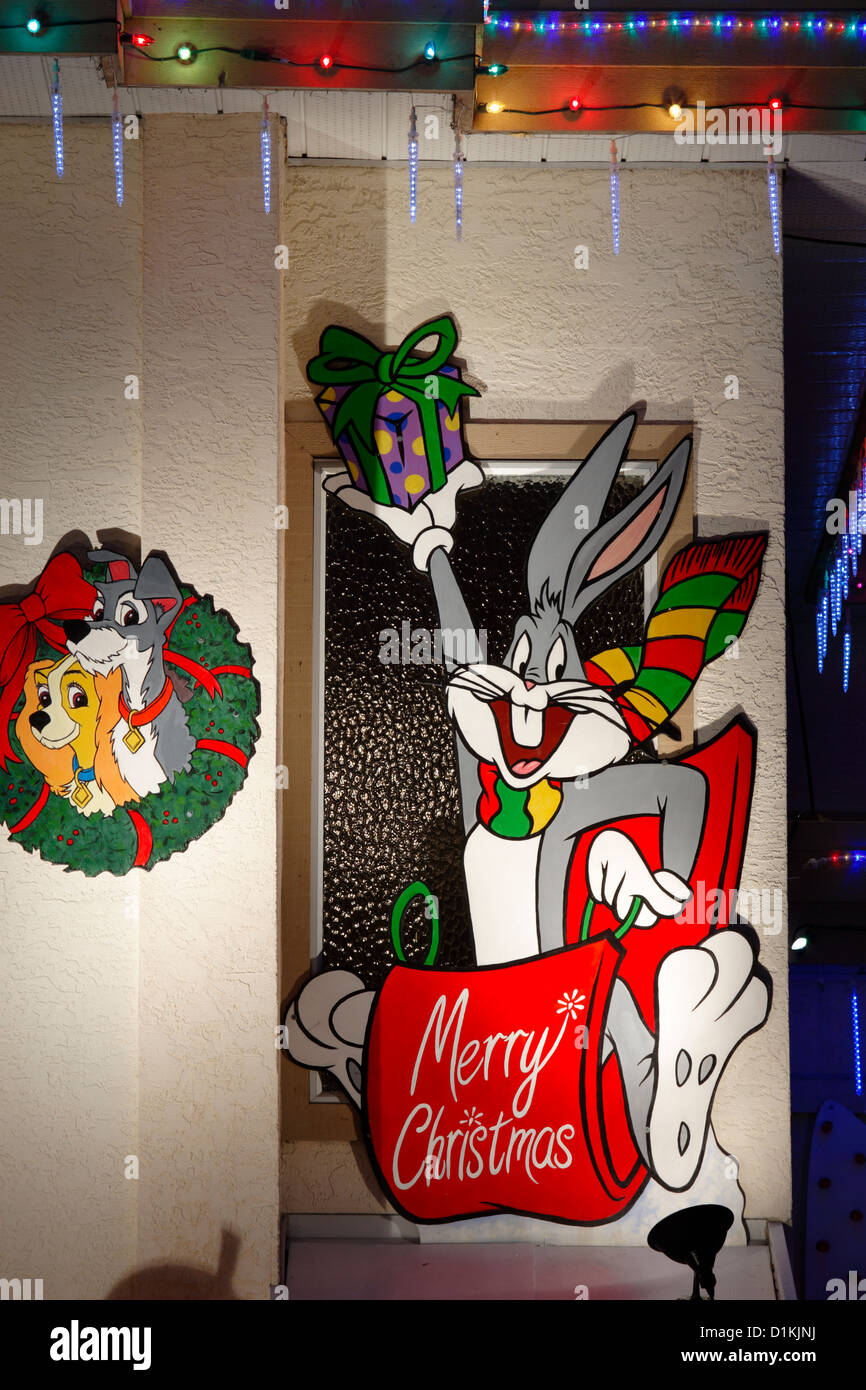Haus beleuchtet für jährliche Weihnachtszeit mit Bugs Bunny Cartoon Charakter.-Victoria, British Columbia, Kanada. Stockfoto