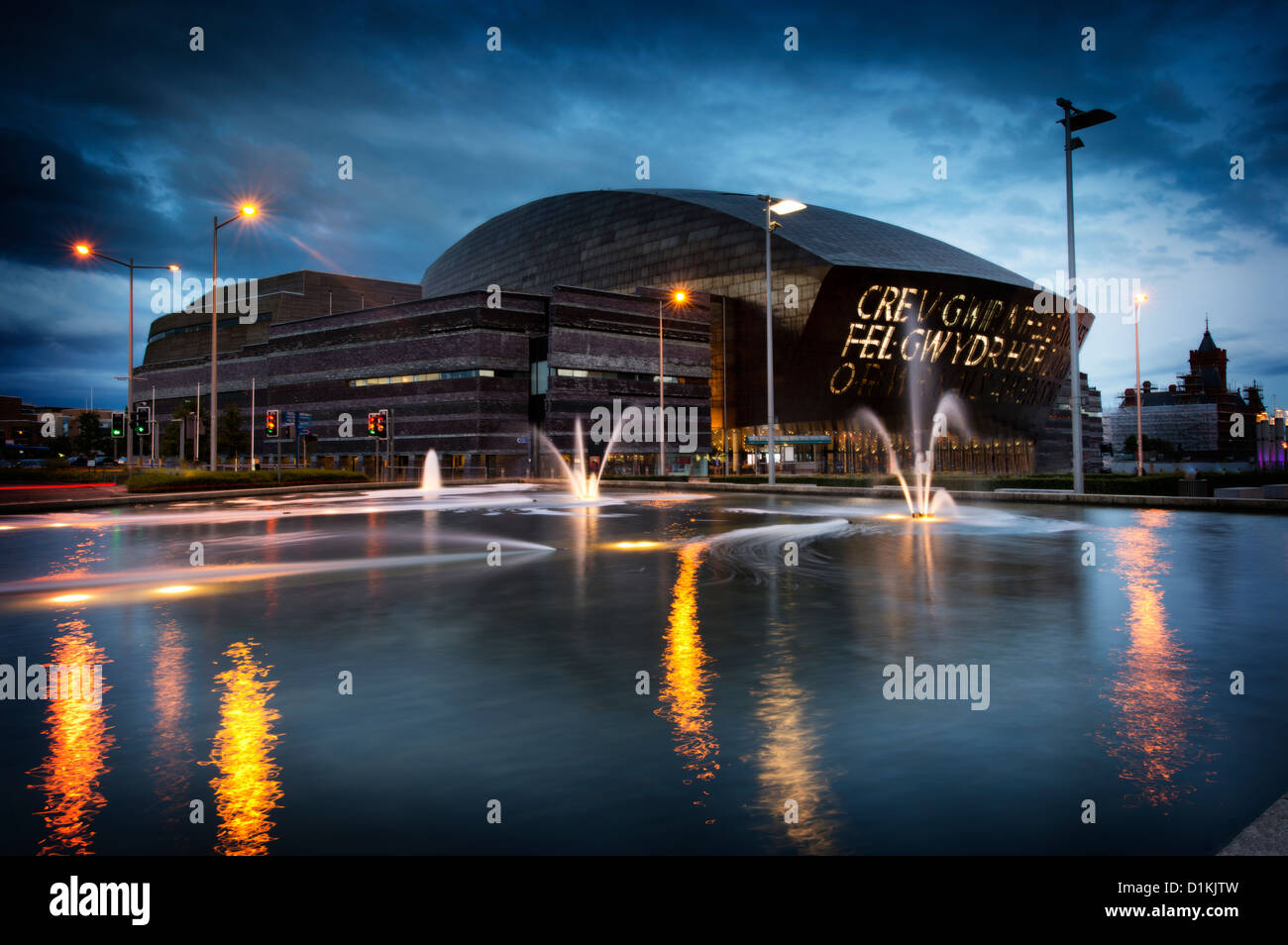 Wales Millennium Centre bei Nacht, Cardiff, Wales. Stockfoto