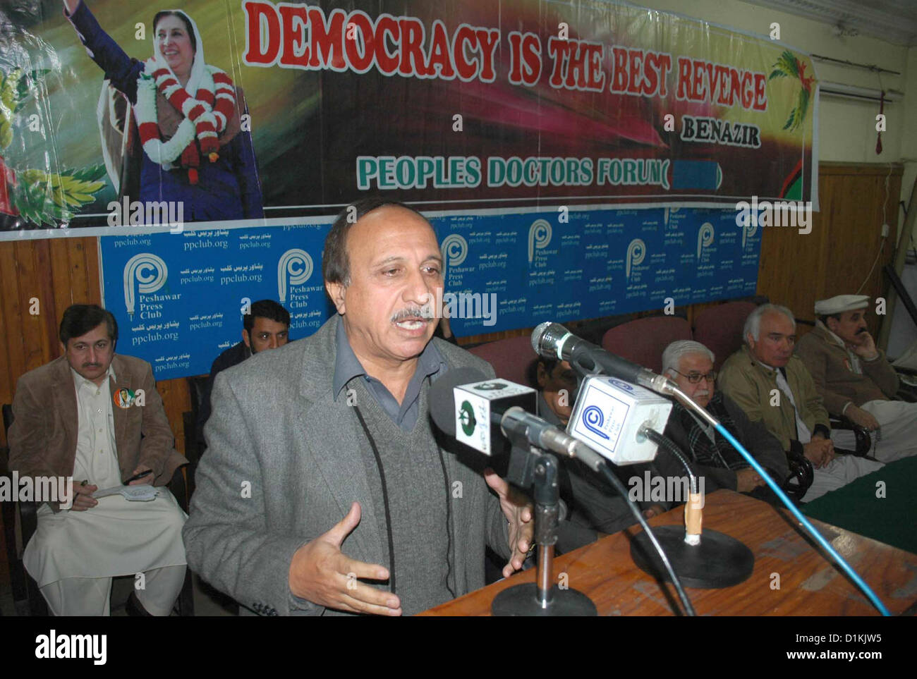 Völker Ärzte Forum provinzieller Koordinator, Ayub Shah Adressen während Kondolenzschreiben im Zusammenhang mit der 5. Tod Jubiläum von Benazir Bhutto, sammeln statt in Peshawar am Donnerstag, 27. Dezember 2012. Benazir Bhutto wurde bei einem Bombenangriff Pistole und Selbstmord getötet, nachdem eine Wahl Rallye in der Stadt Rawalpindi am 27. Dezember 2007, Wochen, nachdem sie nach Jahren in Self-imposed Exil nach Pakistan zurückgekehrt. Stockfoto