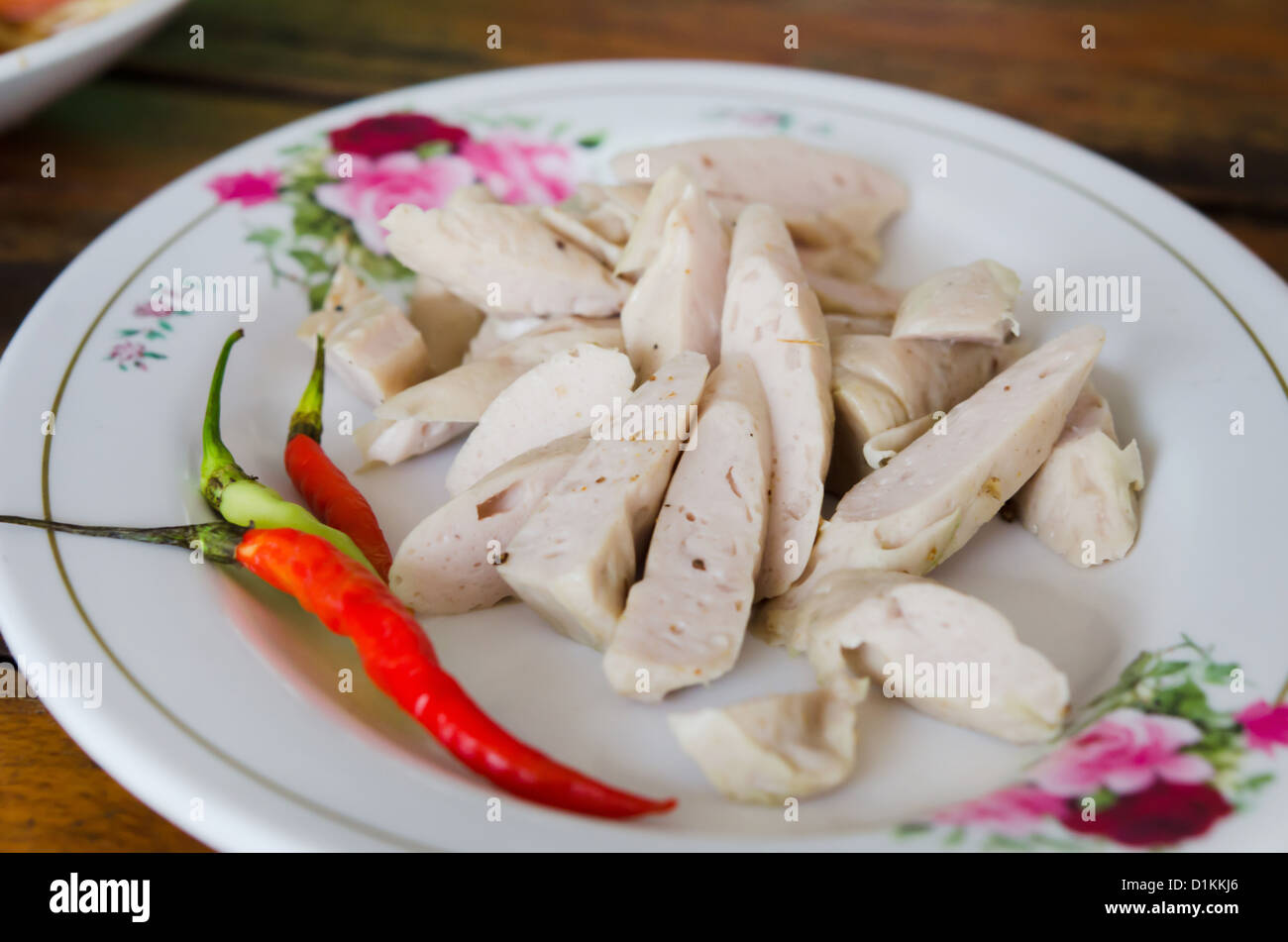 weiße Fleischwurst serviert mit frischen Chili auf Platte Stockfoto