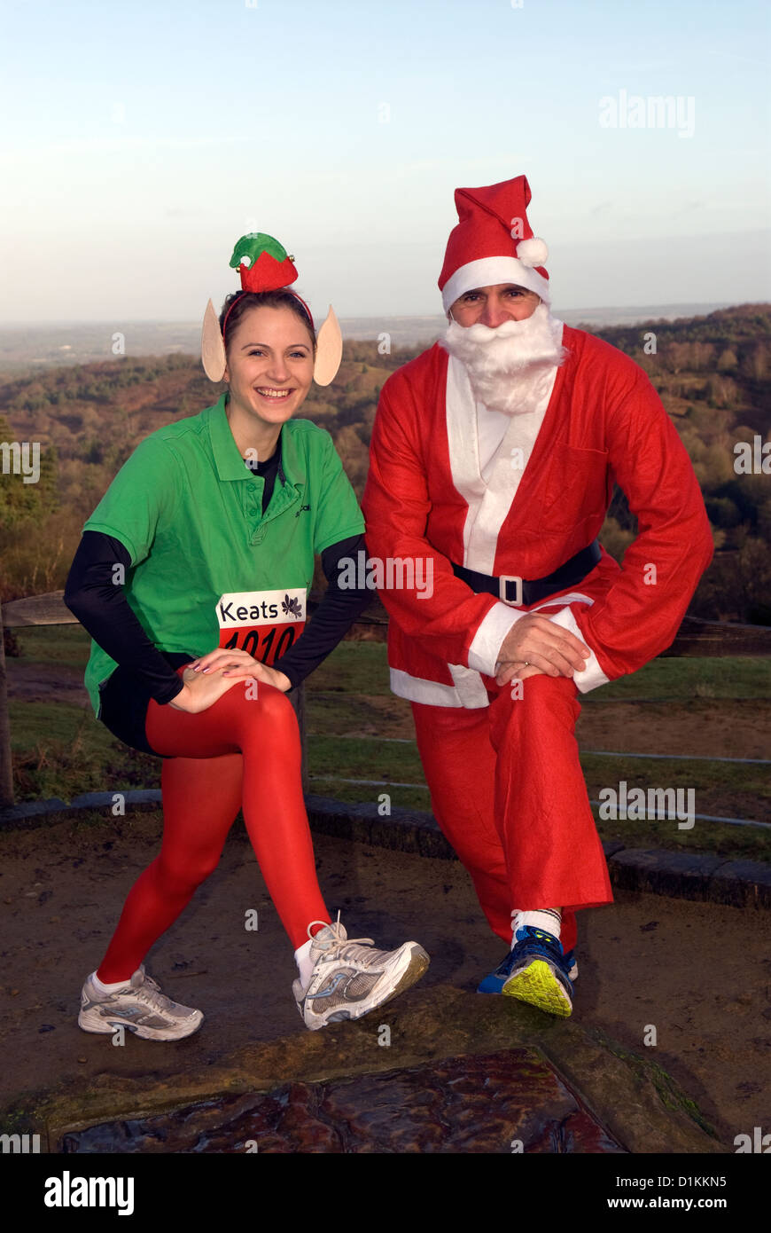 Der 25 Jahre alte Frau und der 54 Jahre alte Mann in Weihnachten kostüm limbering oben für Nächstenliebe Fun Run am Boxing Day Stockfoto