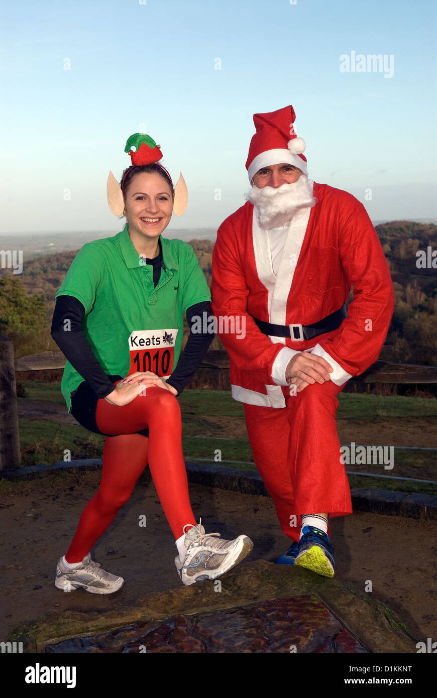 Der 25 Jahre alte Frau und der 54 Jahre alte Mann in Weihnachten kostüm limbering oben für Nächstenliebe Fun Run am Boxing Day Stockfoto