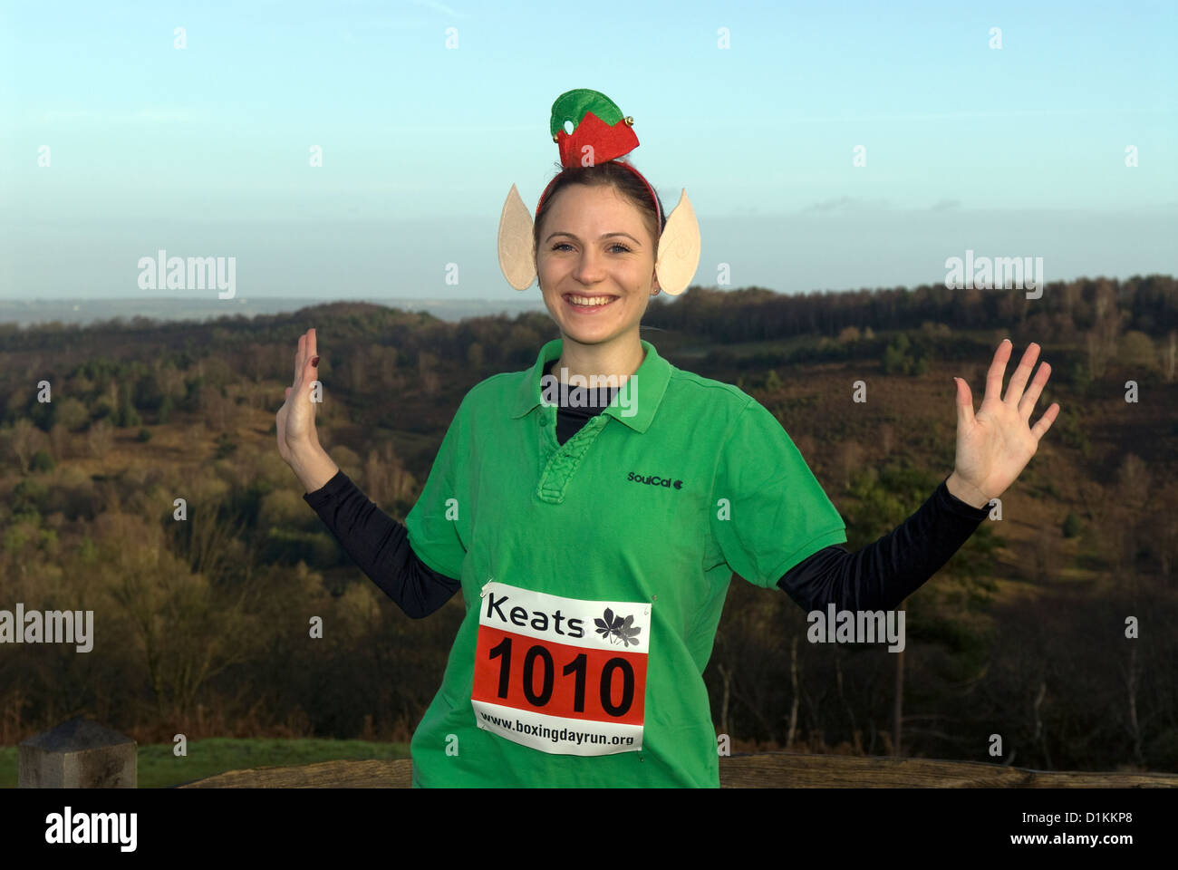 Der 25 Jahre alte Frau in Weihnachtsstimmung & Kostüm (elf) für Nächstenliebe Fun Run am Boxing Day Stockfoto