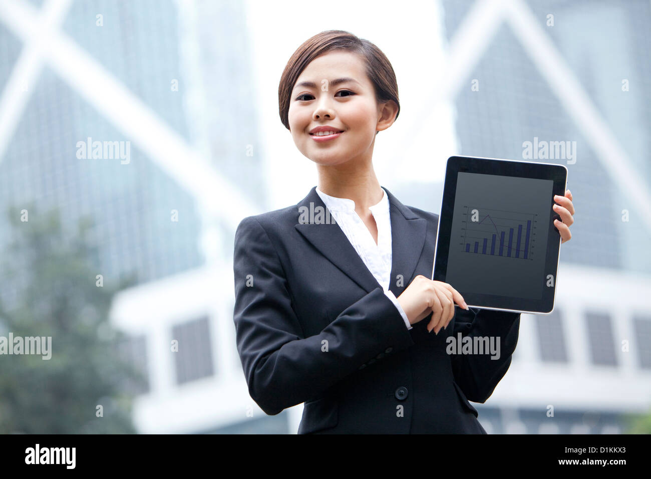 Zuversichtlich Geschäftsfrau zeigt digital-Tablette, Hong Kong Stockfoto