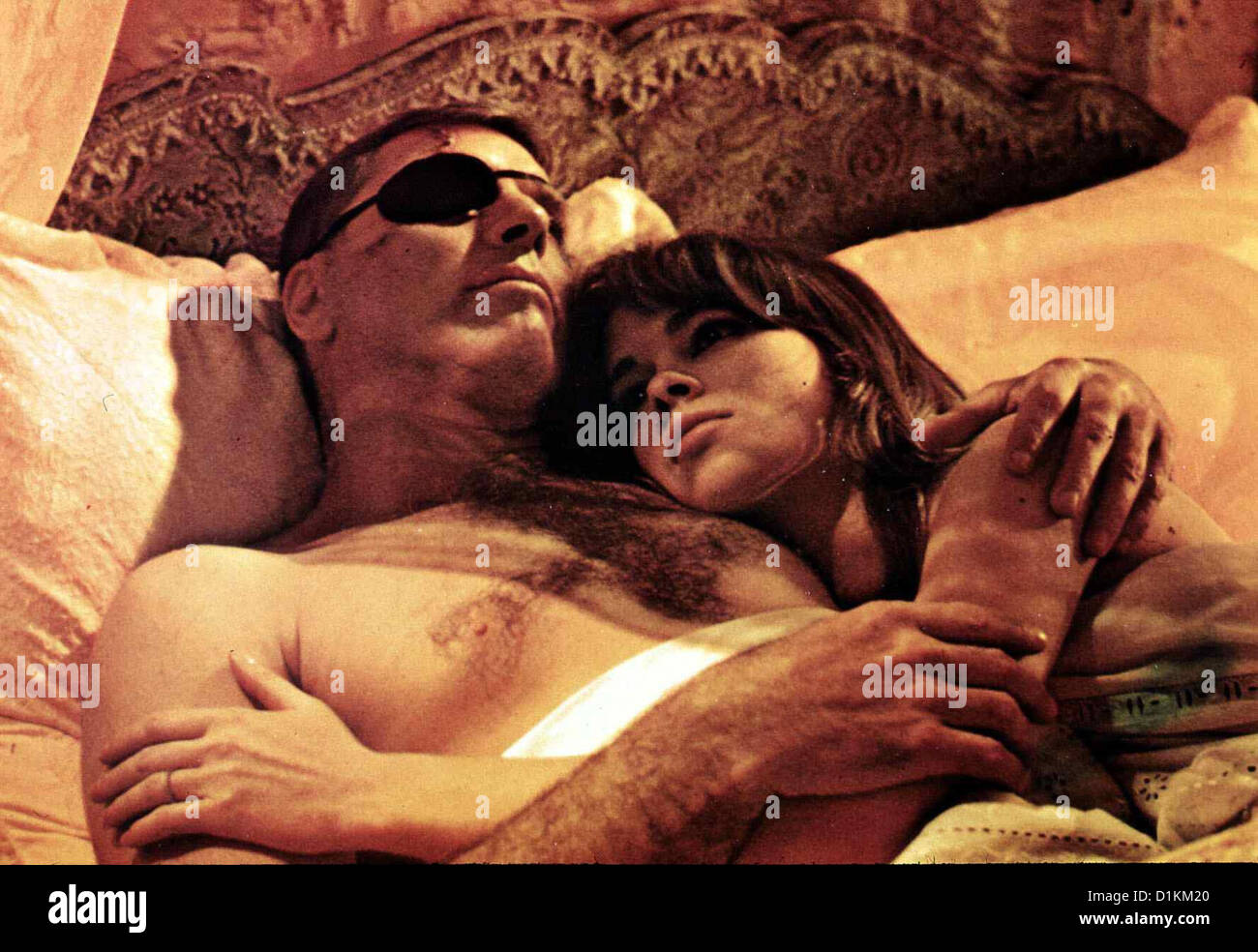 Das Schloss In Den Ardennen Burg halten Burt Lancaster, Astrid Heeren Major Abraham Falconer (Burt Lancaster) Teilt Das Bett Stockfoto