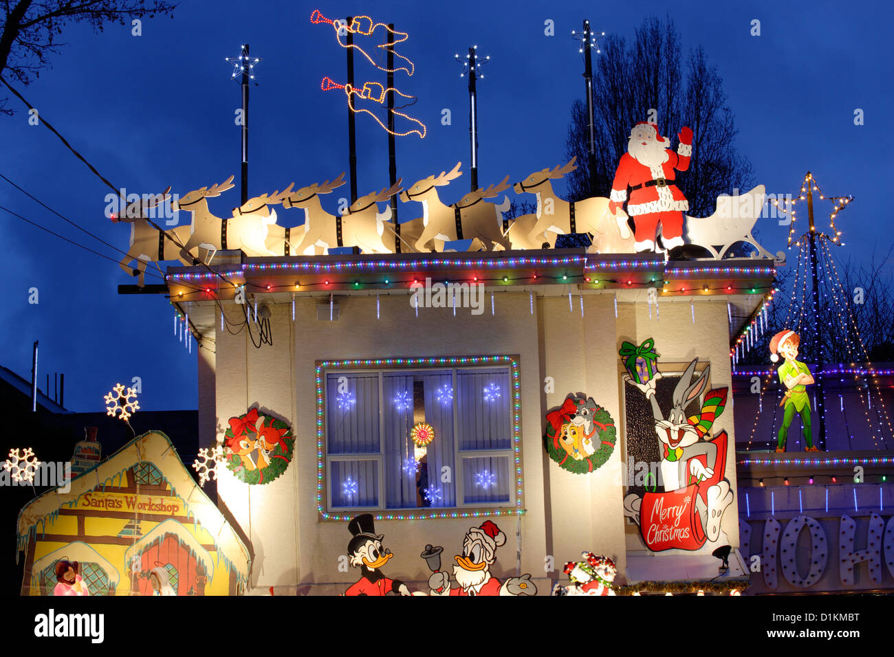 Santa und seine Rentiere auf Haus beleuchtet für jährliche Weihnachten Jahreszeit.-Victoria, British Columbia, Kanada. Stockfoto