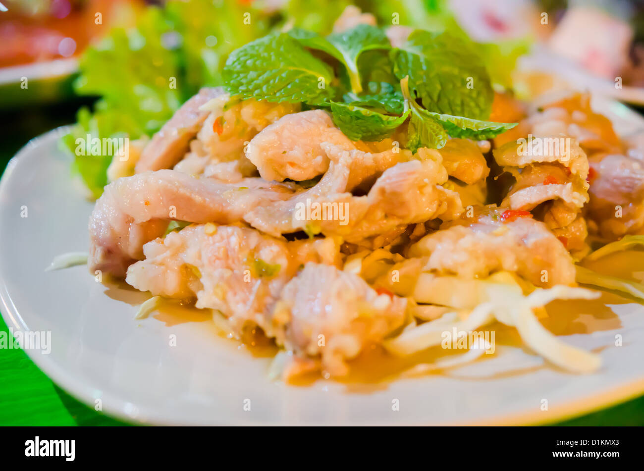 Schweinefleisch-Salat serviert mit frischem Gemüse Stockfoto