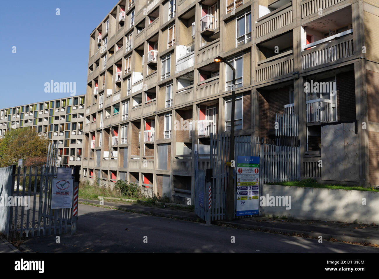 Park Hill Flats in Sheffield, England, Großbritannien, verlassene Sozialwohnungen, die auf Sanierung warten, Gebäude der Klasse II*, die unter die Liste der modernen Betonarchitektur gestellt wurden Stockfoto