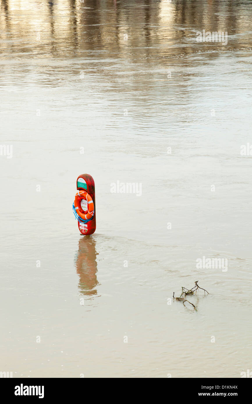 Rettungsring in Hochwasser. Fluss Überfließen der Banken wegen der überschwemmung. Trent, West Bridgford, Nottinghamshire, England, Großbritannien Stockfoto