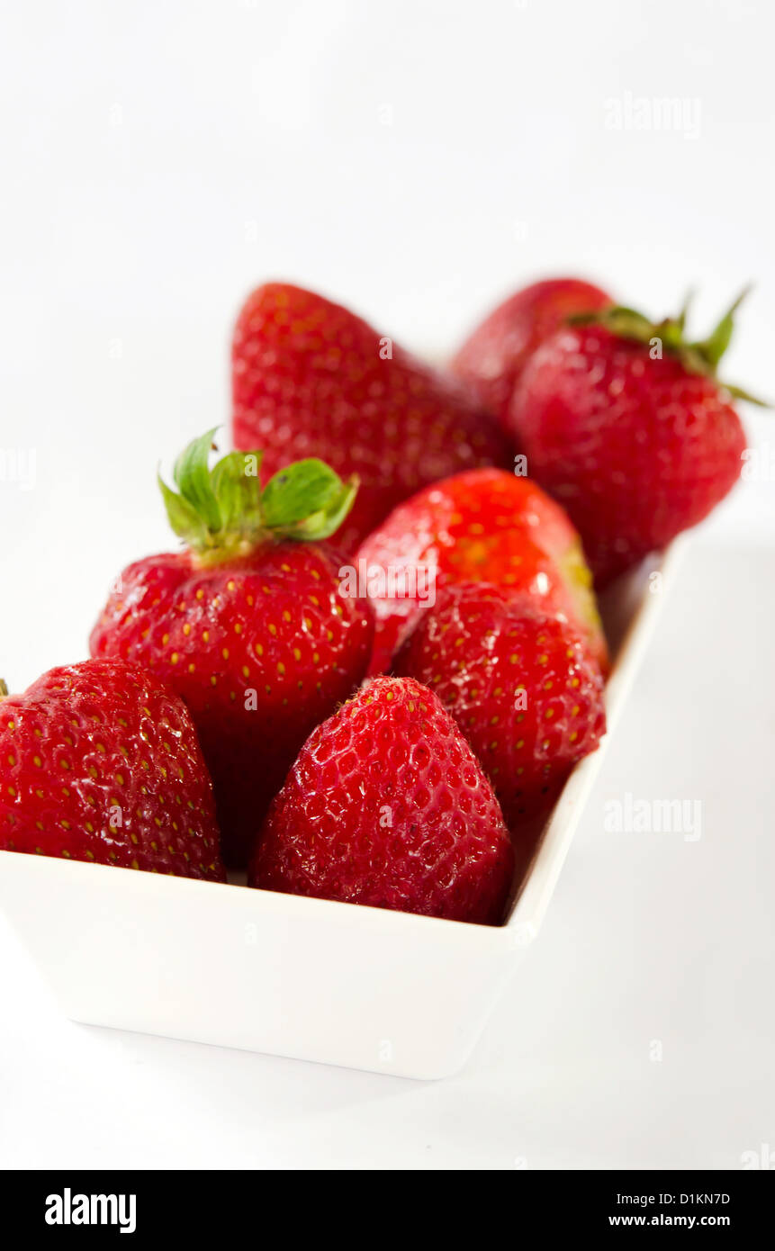 Erdbeeren Beeren Früchte in Schüssel weiß Stockfoto