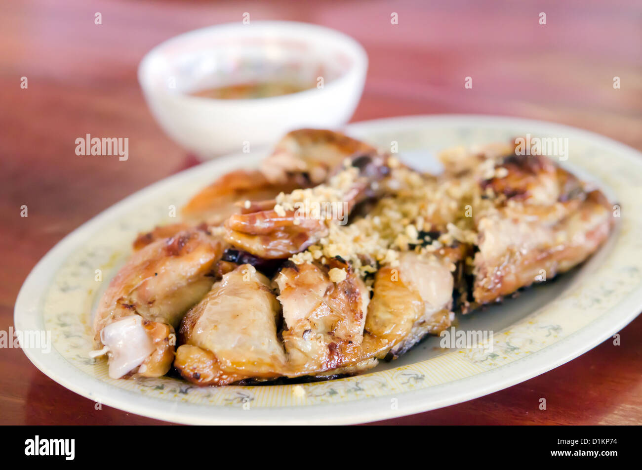 Gegrilltes Huhn mit gebratenem Knoblauch auf Teller Stockfoto