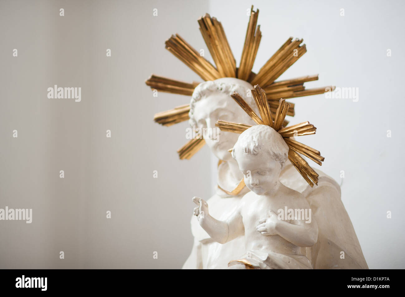 Spirituelle Statue der Heiligen Maria mit Jesus, Innenraum der Jesuitenkirche in Heidelberg-Baden-Württemberg Deutschland-Deutschland Stockfoto