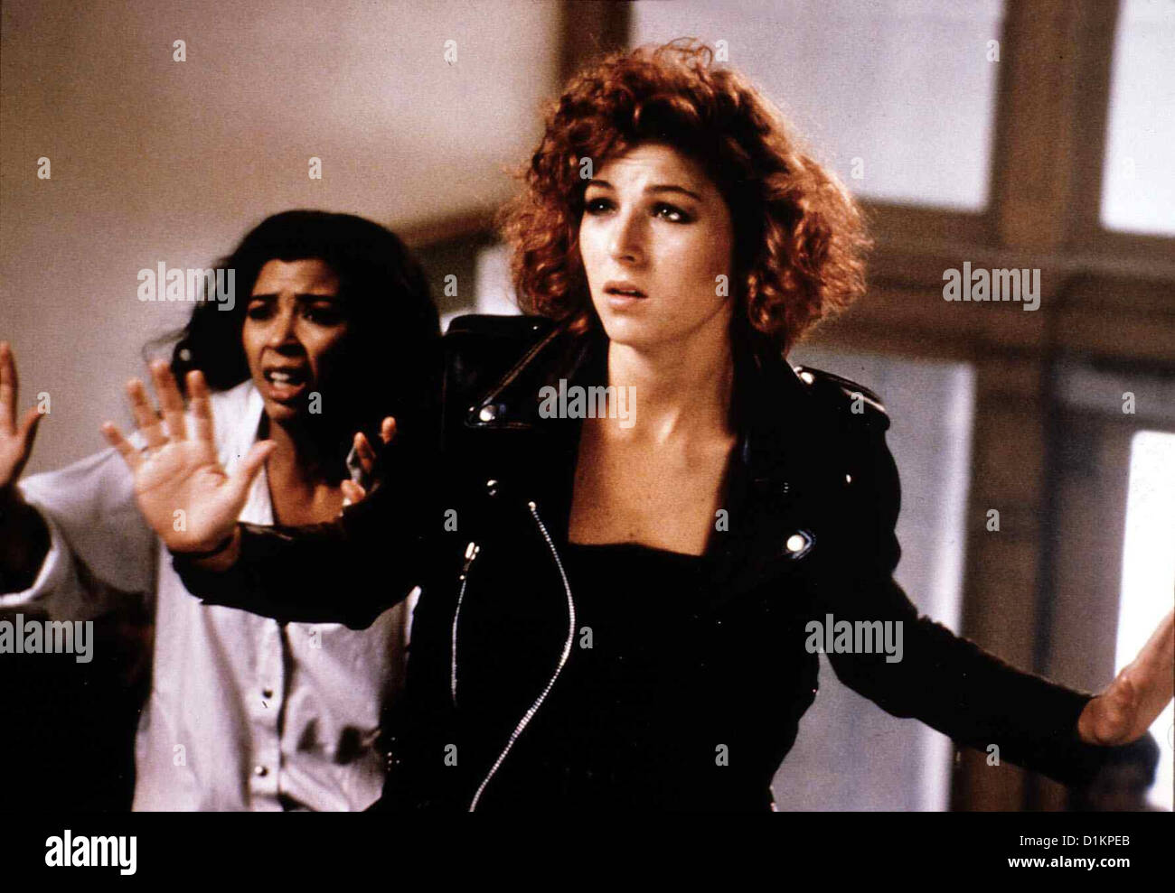 In Der Hitze Von New York Certain Fury Irene Cara, Tatum O' Neal Zwei Mädchen Warten Im Gerichtsgebäude Auf IGV Verhandlung. Stockfoto