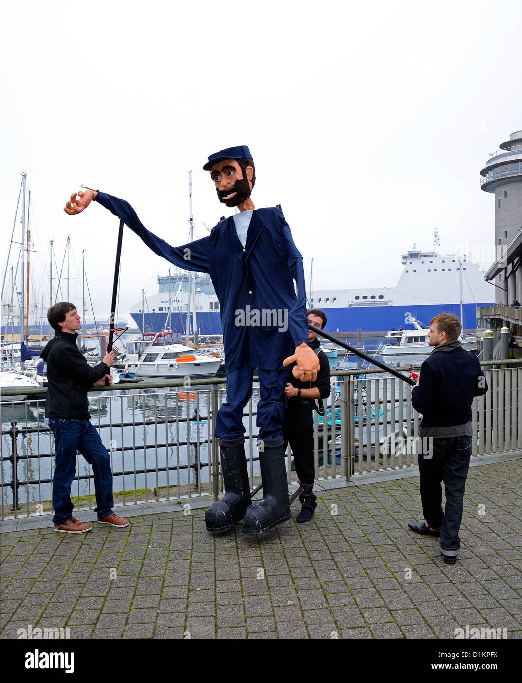 eine riesige Seemann Marionette Marionette an den Docks in Falmouth, Cornwall, uk Stockfoto