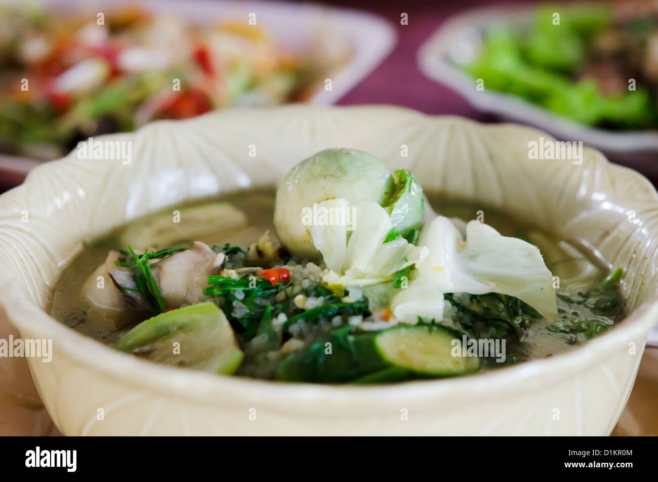 scharf und würzig, eine herzhafte Suppe aus Gewürzen und Gemüse hergestellt Stockfoto