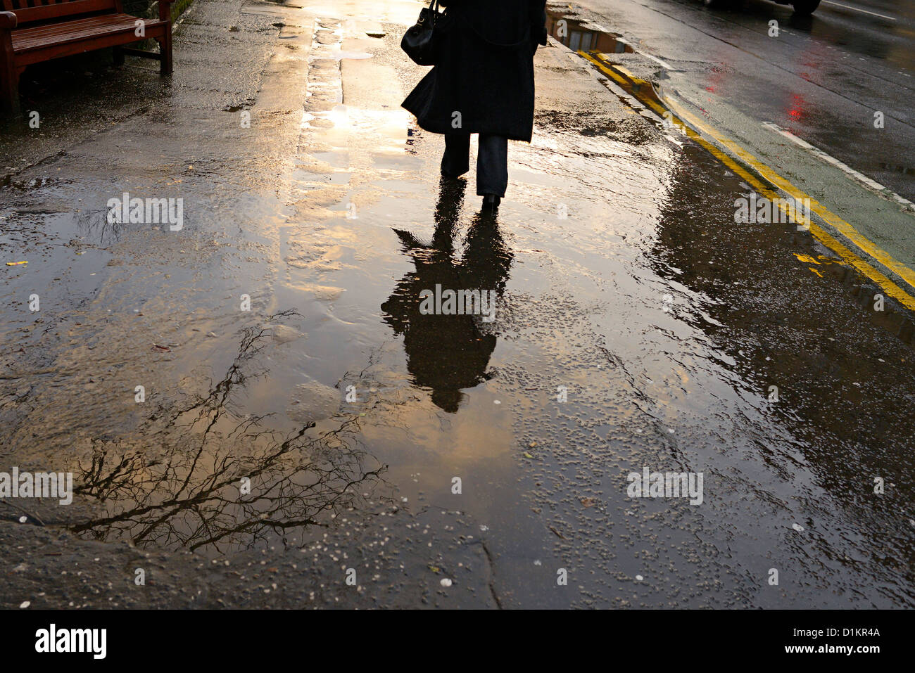 Frau in Glasgow geht Byres Straße im Regen Stockfoto