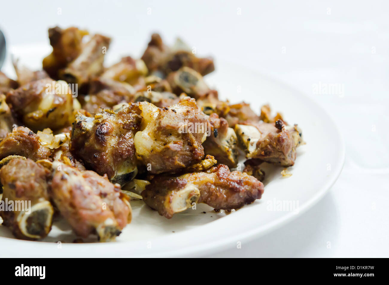 Gebratenes Schweinefleisch Spareribs mit Knoblauch und Pfeffer auf Platte Stockfoto
