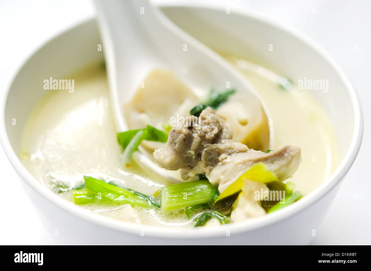 Thai-Curry mit Löffel aus Fleisch, Huhn, Gemüse und Kokos Milch hergestellt Stockfoto