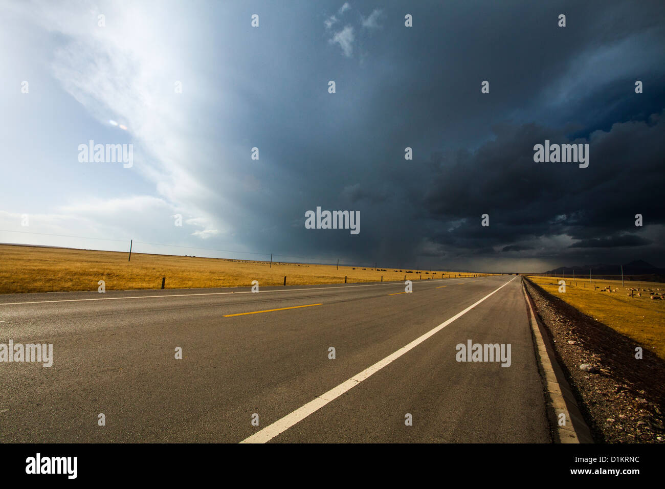 Schlechtes Wetter auf der Autobahn in der Provinz Qinghai, China Stockfoto