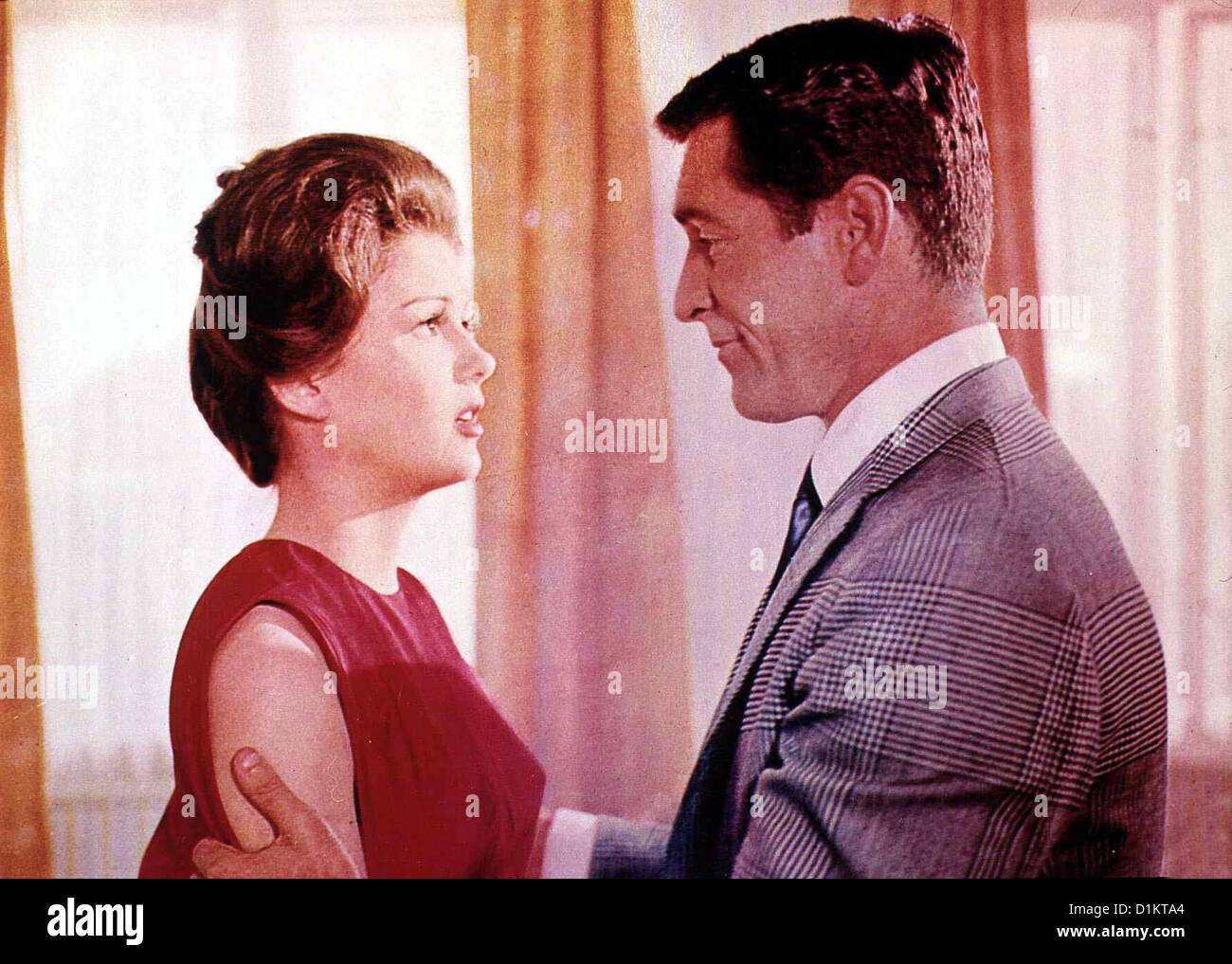 Flieg Mit Mir Ins Glueck kommen fliegen mir Pamela Tiffin, Hugh O'Brien Carol Brewster (Pamela Tiffin) Wird Mit Dem Ersten Offizier Stockfoto