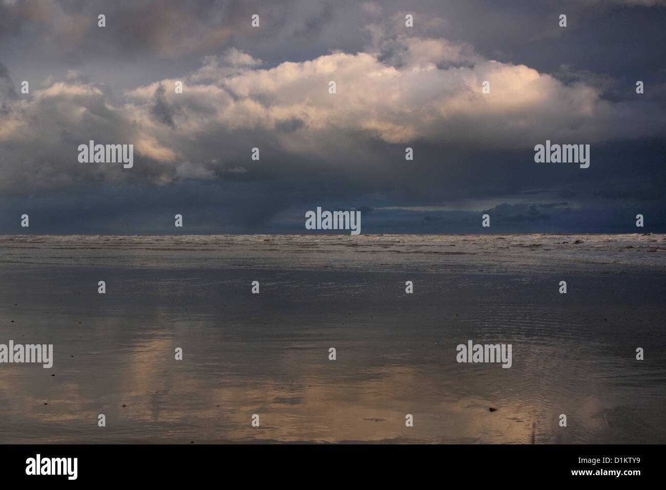 Gewitterwolken am Strandküste in Dungeness Kent England UK Stockfoto