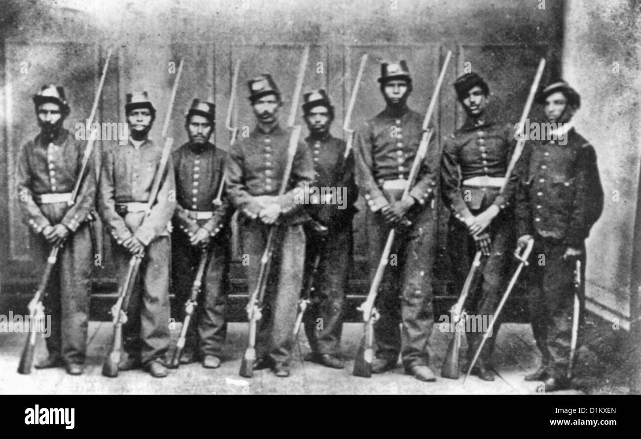 Kaiser Maximilian Erschießungskommando - sieben Soldaten mit erstochen Gewehre Stand an der Mühelosigkeit, in Zeile Bildung, ein weiterer Soldat mit Schwert auf der rechten Seite. Mexiko, 1867 Stockfoto