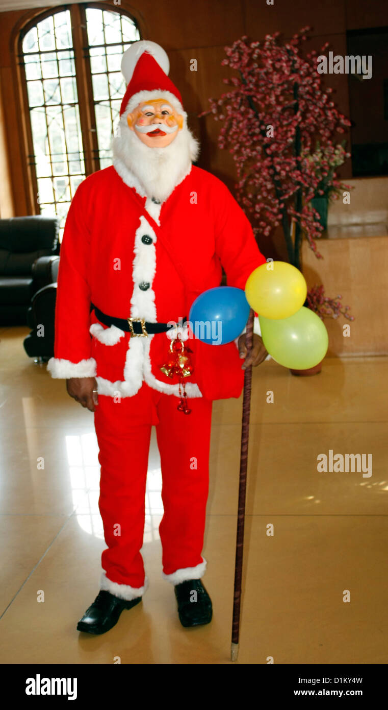 Ein Weihnachtsfest Vater auch bekannt als Weihnachtsmann verkleidet, Geschenke an Kinder zu liefern Stockfoto