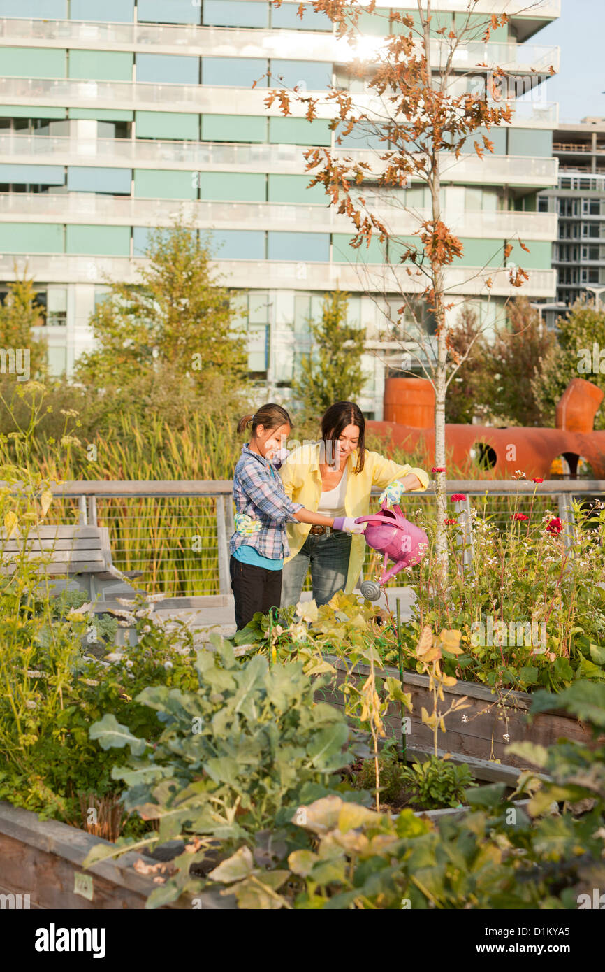 Japanische Mutter und Tochter zusammen im Garten Stockfoto