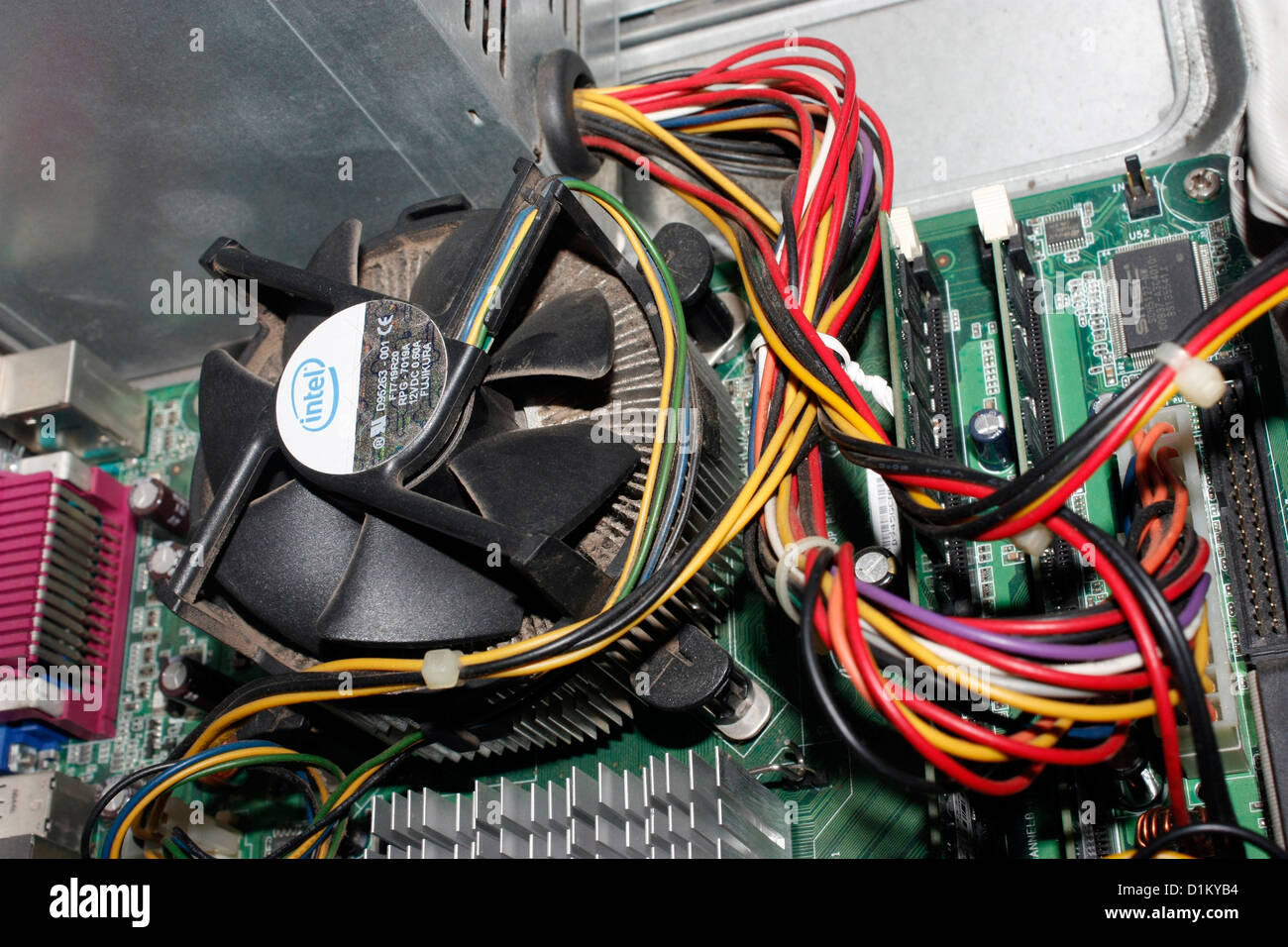 Ein Desktop-Computer PC mit geöffneten Schrank zeigt die Innenteile Stockfoto