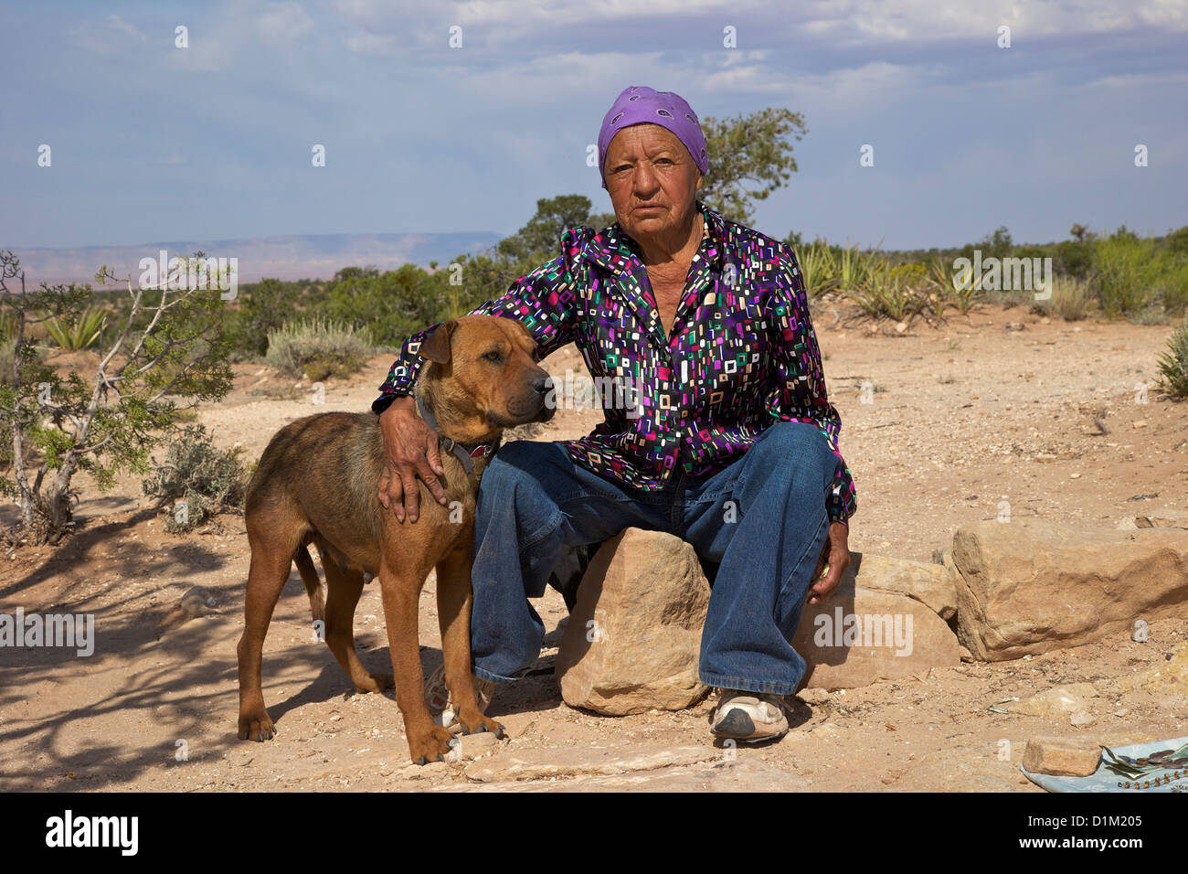 Navajo Frau verkaufen Perlen Schmuck mit ihrem Hund, Canyon de Chelly National Monument, Arizona, USA Stockfoto