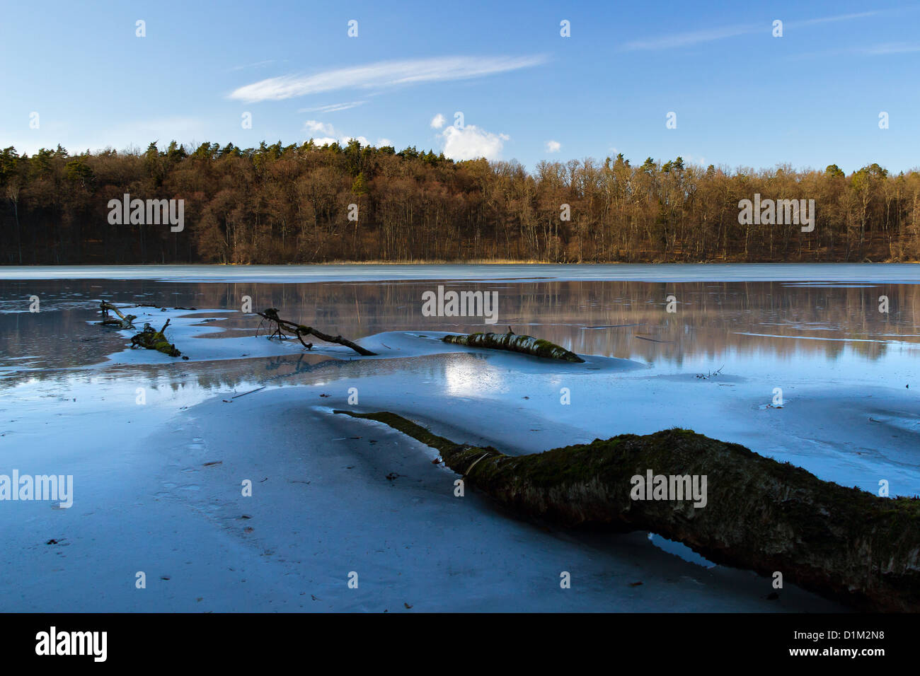 Eis bedeckt See Ustrych mit großen blauen Himmel Reflexionen. Stockfoto