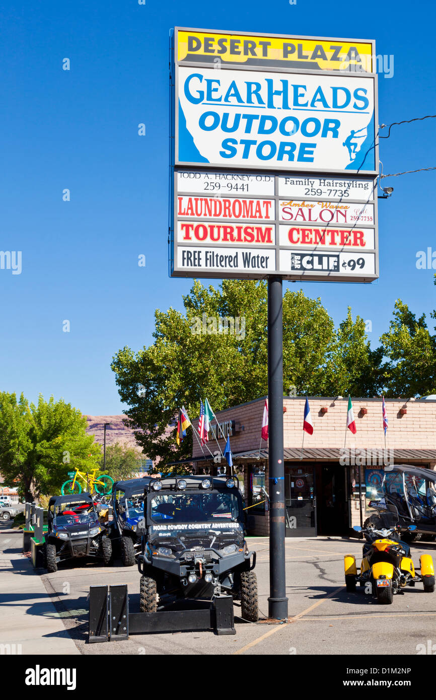 Getriebe im Freien lagern Zeichen in der Wüste Plaza Innenstadt von Moab Utah USA Vereinigte Staaten von Amerika Stockfoto