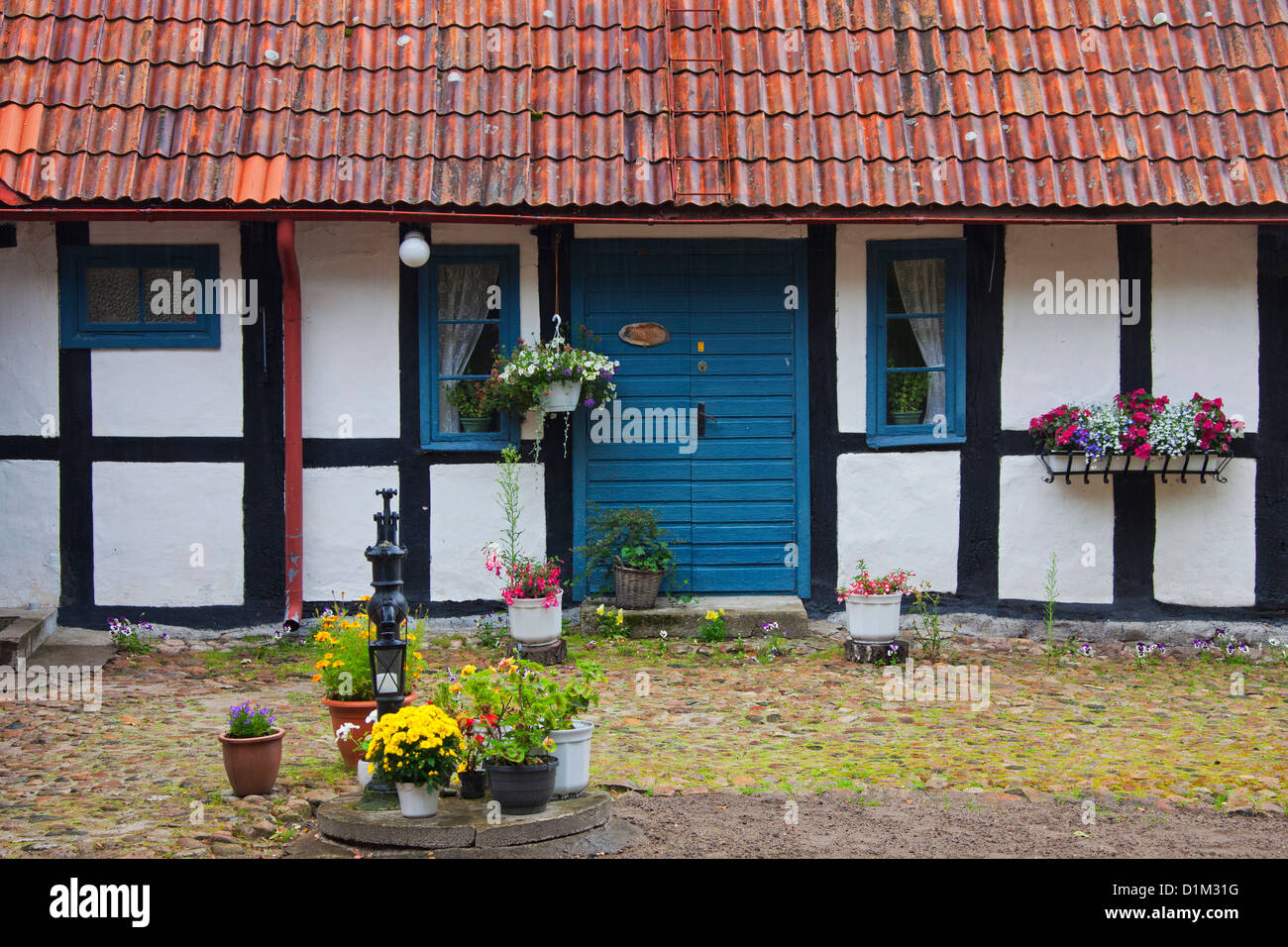 Traditionelles Bauernhaus und Wasser Pumpe, Skåne, Schweden, Scandinavia Stockfoto
