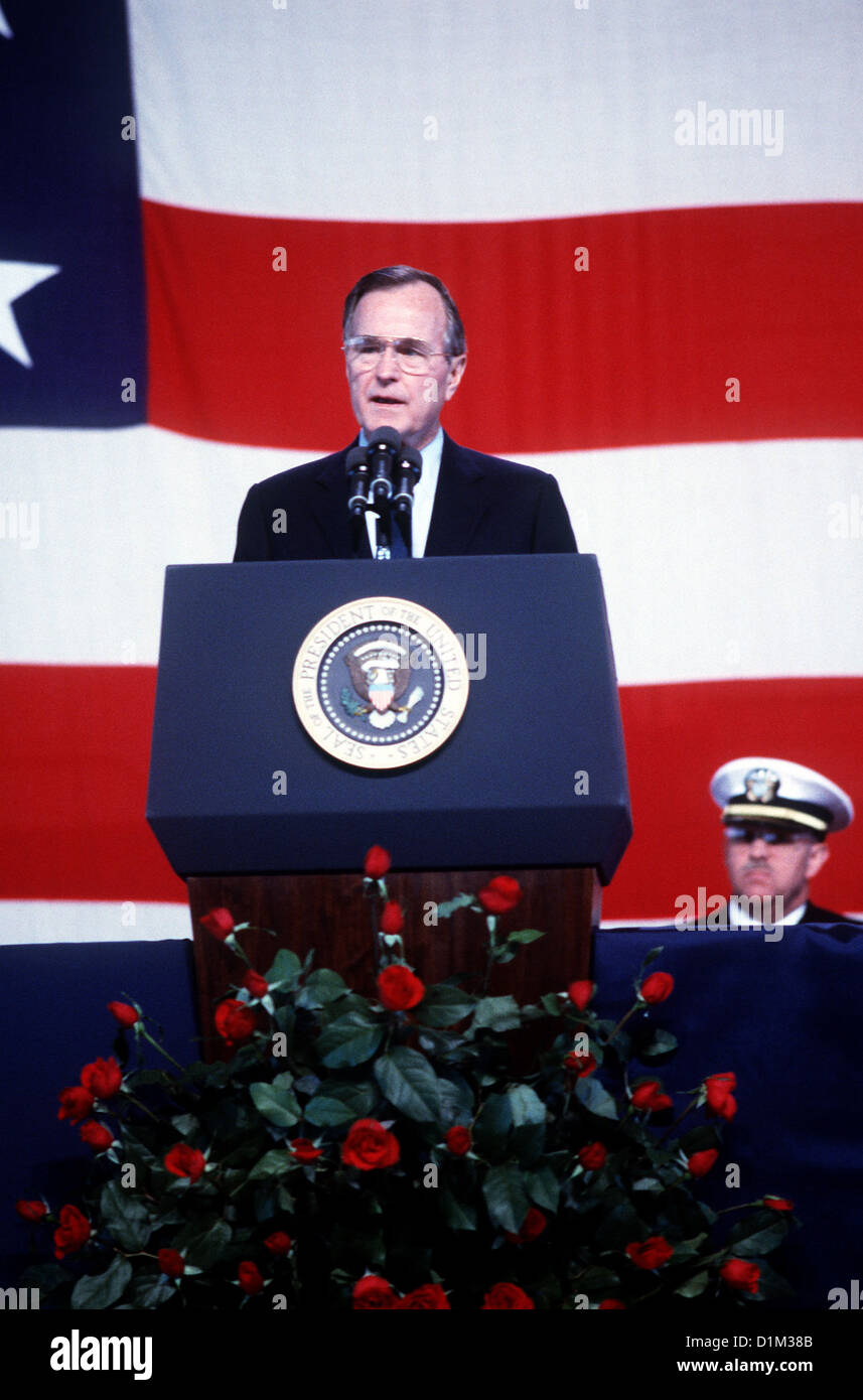 Präsident George H.W. Bush hielt eine Gedenkrede zu Ehren der 47 Besatzungsmitglieder, die 1989 bei einer Explosion auf dem Schlachtschiff USS Iowa (BB-61) getötet wurden. Die Explosion ereignete sich im 16-Zoll-Geschützturm Nr. 2, während das Schiff vor Puerto Rico Schießübungen durchführte. Stockfoto
