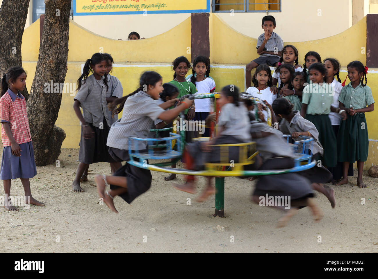 Schülerinnen und Schüler während der Schulzeit spielen brechen Andhra Pradesh in Indien Stockfoto