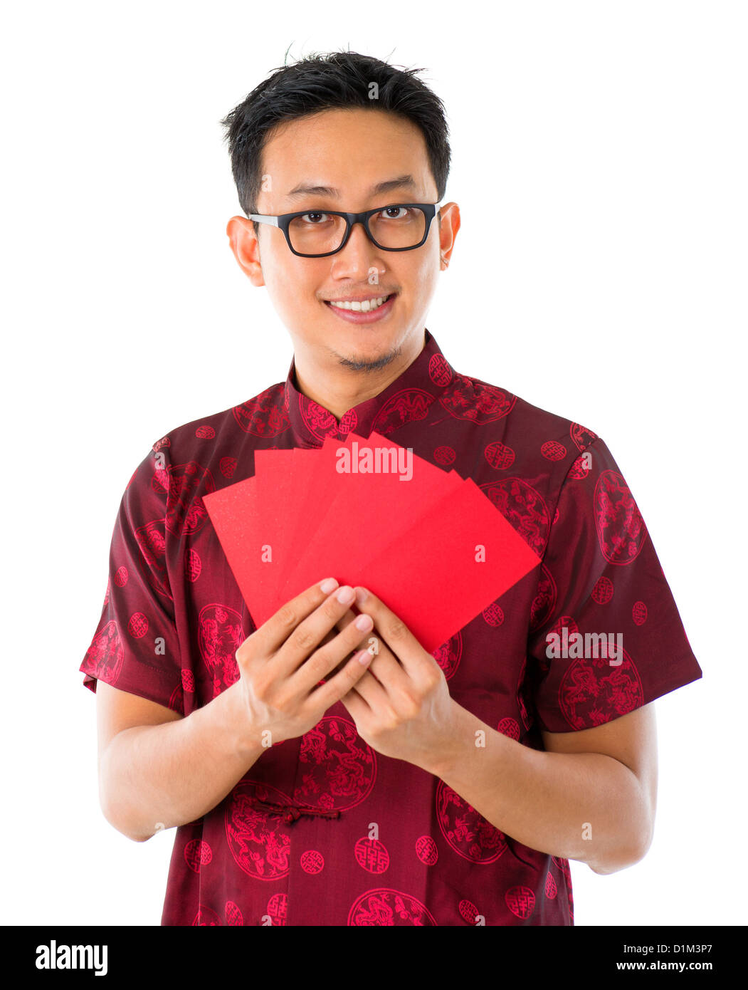 Asiatische chinesische Mann halten rote Pakete / Ang pow für frohes neues Jahr, isoliert auf weißem Hintergrund Stockfoto