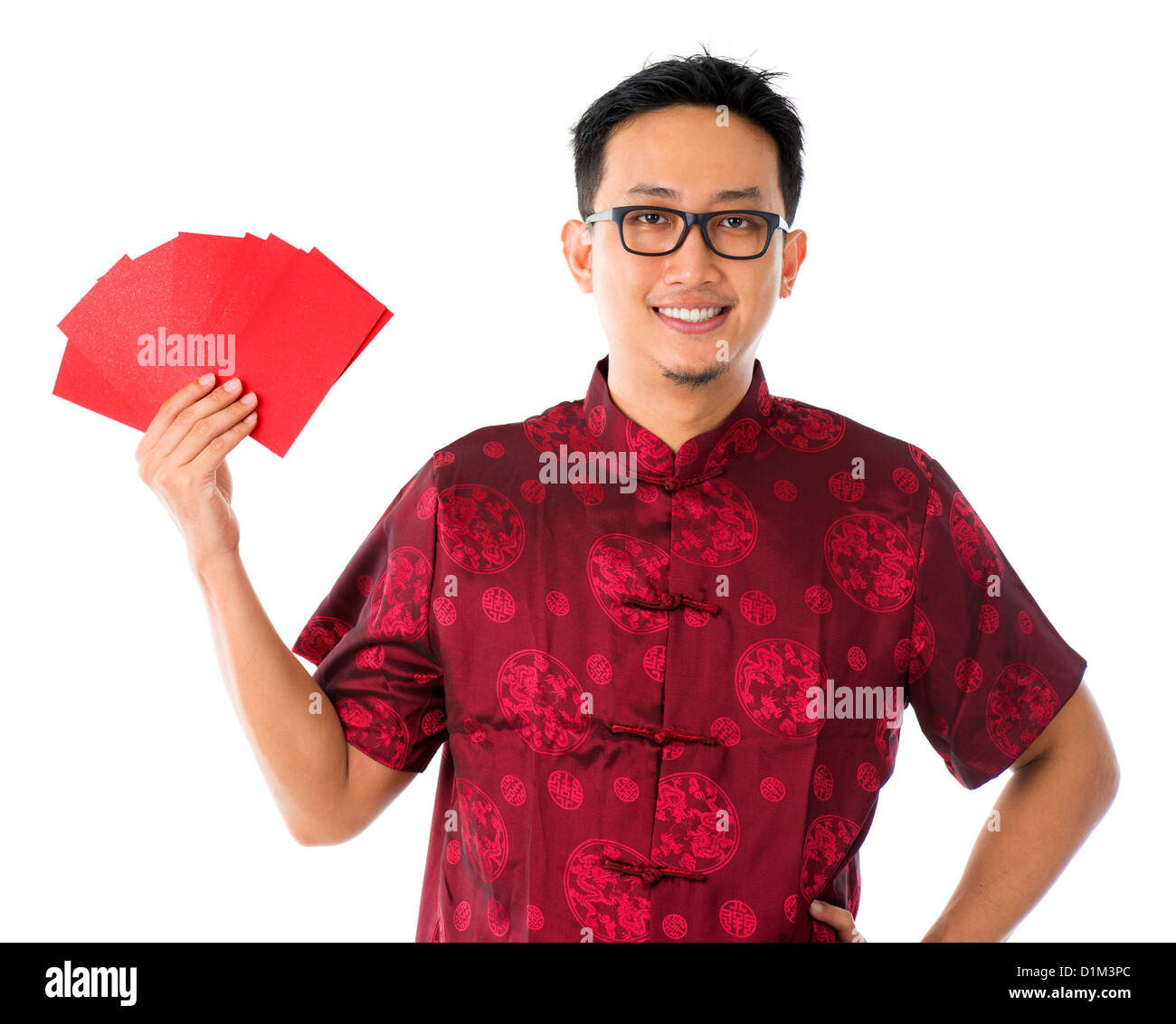 Southeast Asian männlich im Cheongsam Hände halten rote Pakete / Ang pow, isoliert auf weißem Hintergrund. Stockfoto