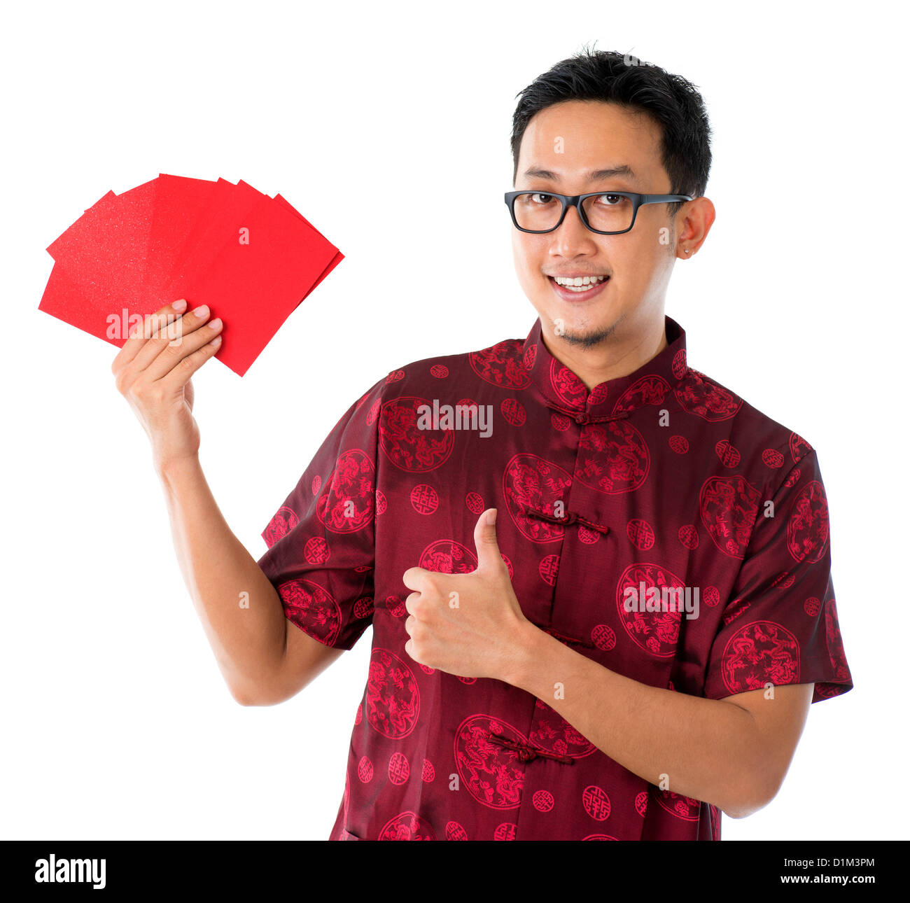 Daumen hoch asiatische chinesische Mann zeigt viele rote Pakete / Ang pow, isoliert auf weißem Hintergrund Stockfoto