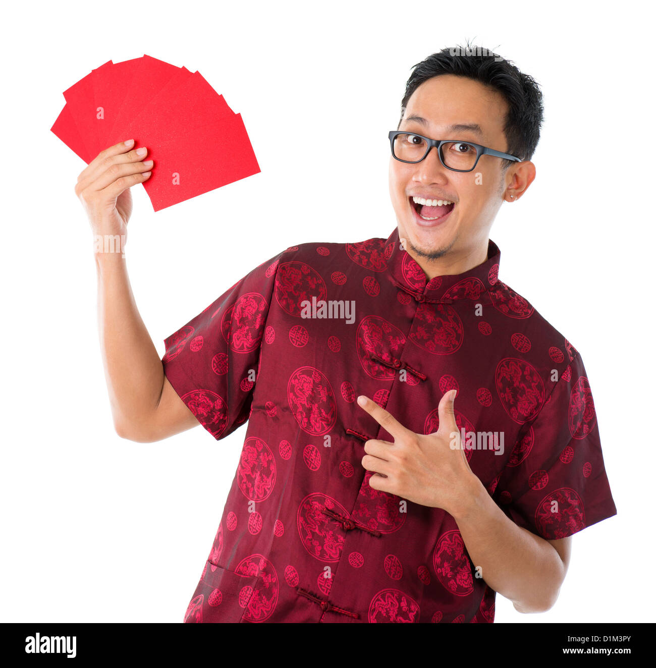 Asiatische chinesische Mann zeigt viele rote Pakete / Ang pow, isoliert auf weißem Hintergrund Stockfoto