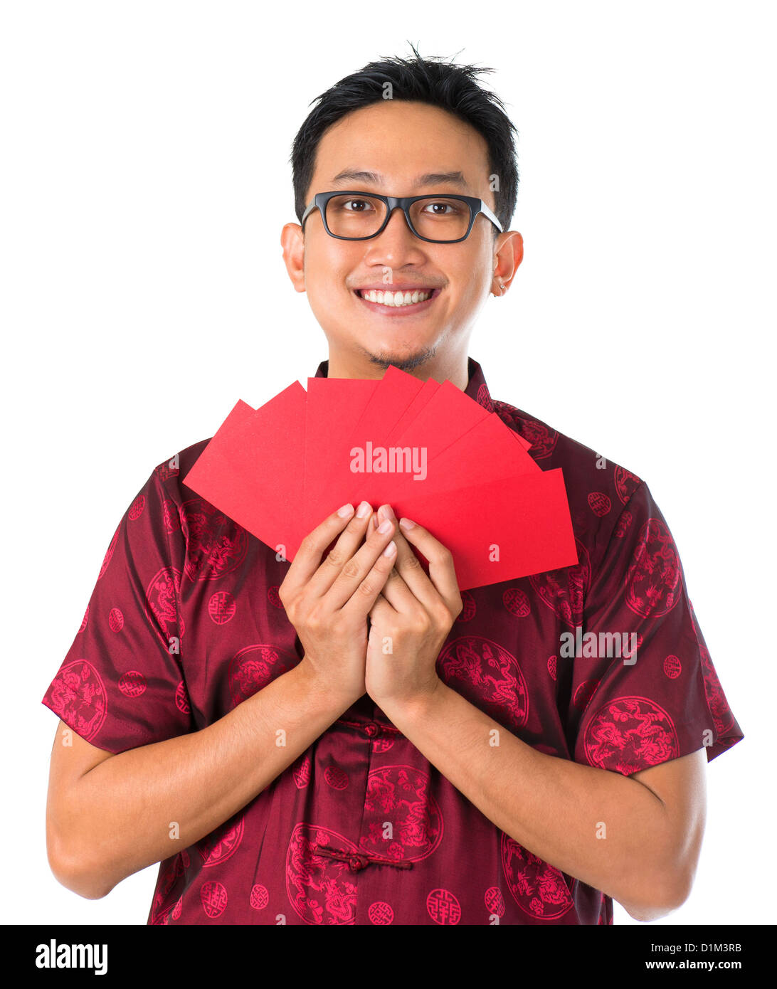 Glücklich Southeast Asian chinesische männlichen im Cheongsam Hände halten viele rote Pakete / Ang pow, isoliert auf weißem Hintergrund. Stockfoto
