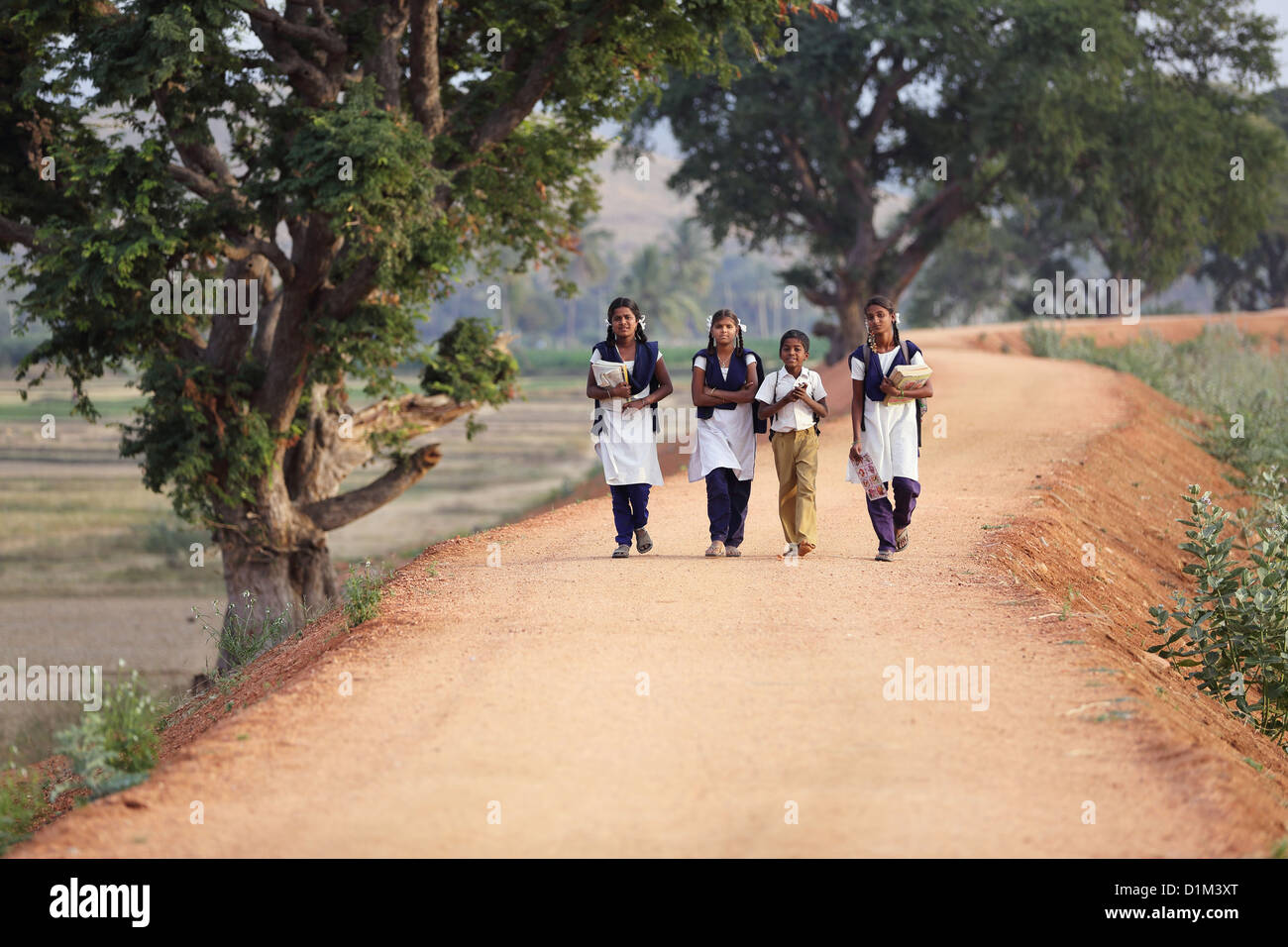 Schülerinnen und Schüler zu Fuß nach Hause Andhra Pradesh in Indien Stockfoto