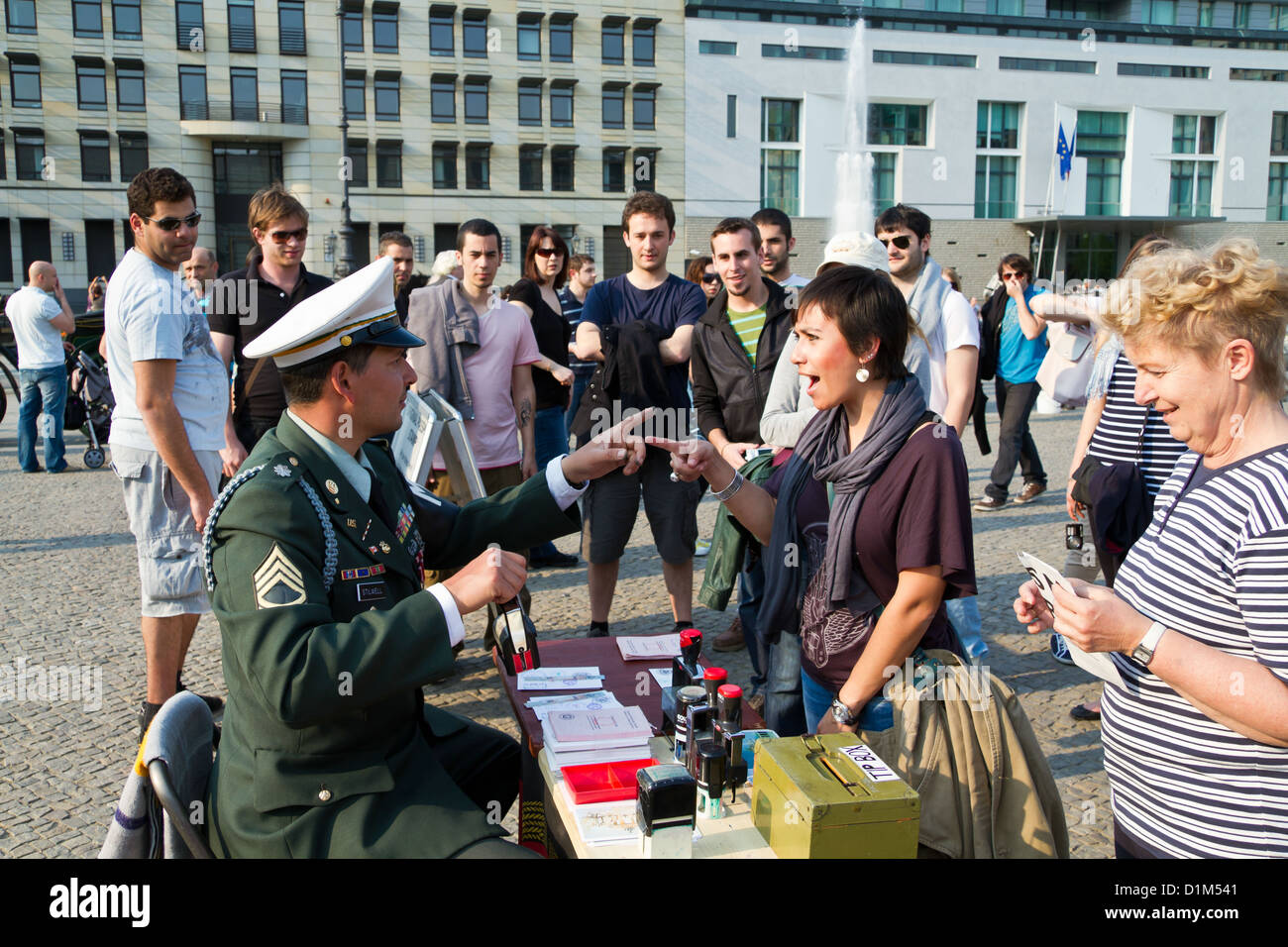 Schauspielern als ehemalige DDR-Grenze-Offiziere Sichtvermerk am Brandenburger Tor in Berlin, Deutschland Stockfoto