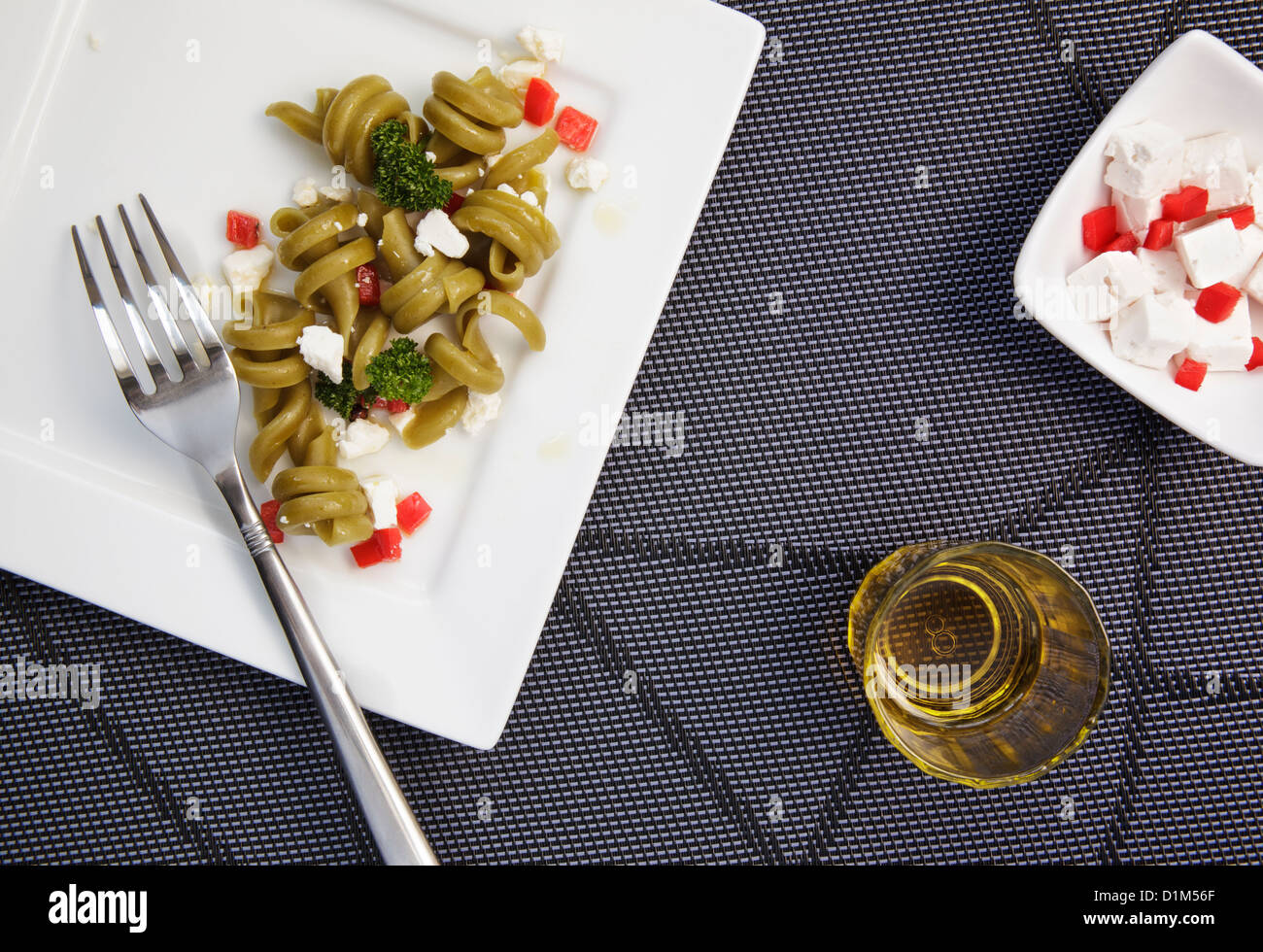 Pasta-Salat und Feta-Käse-Würfel Stockfoto