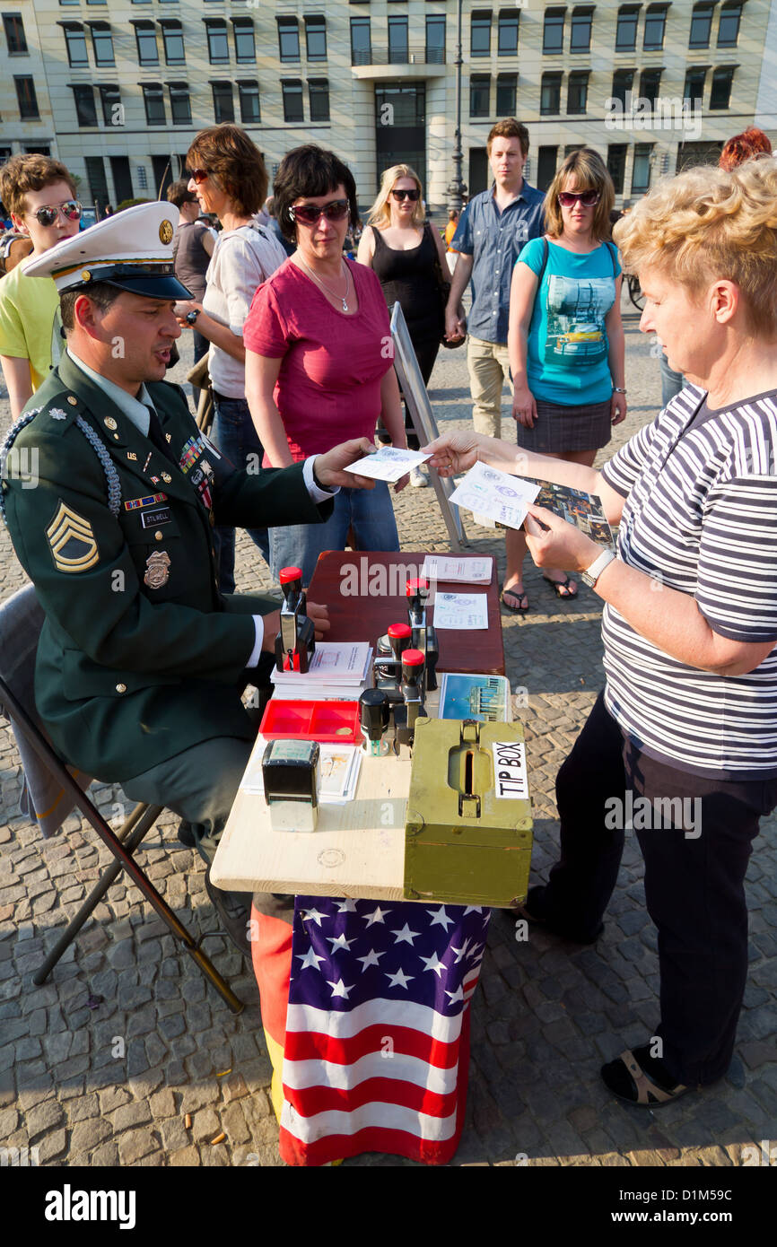 Schauspielern als ehemalige DDR-Grenze-Offiziere Sichtvermerk am Brandenburger Tor in Berlin, Deutschland Stockfoto